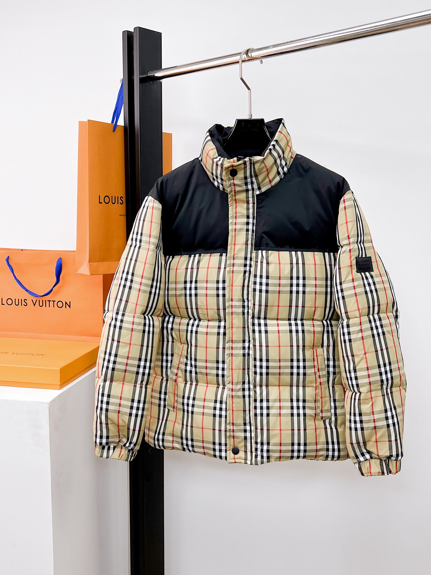 NO:662341,Burberry's new 2025ss winter down jacket with all three standards, the new product on the show is in perfect condition, comfortable and warm, the color is full and attractive, the design is very outstanding, it can easily enhance the fashion sense, the workmanship is extremely sophisticated and rigorous, and the wiring is neat and meticulous!  A masterpiece from a famous designer!  The upper body does not look bloated and is super handsome!  Available sizes M ~ XXXL,,burberry,jackets & coats,down jacket, 19860909巴宝莉 三标齐全 2025ss冬季新款羽绒棉服外套,秀场新品品相非常完美,舒适保暖,色泽饱满诱人,非常出彩的设计,轻松将时髦感进阶,做工极为考究严谨,走线工整细致！大牌设计师巨作！上身不显臃肿、超级帅气！现货码数M ～ XXXL,,burberry,jackets & coats,down jacket, ,Men's clothing