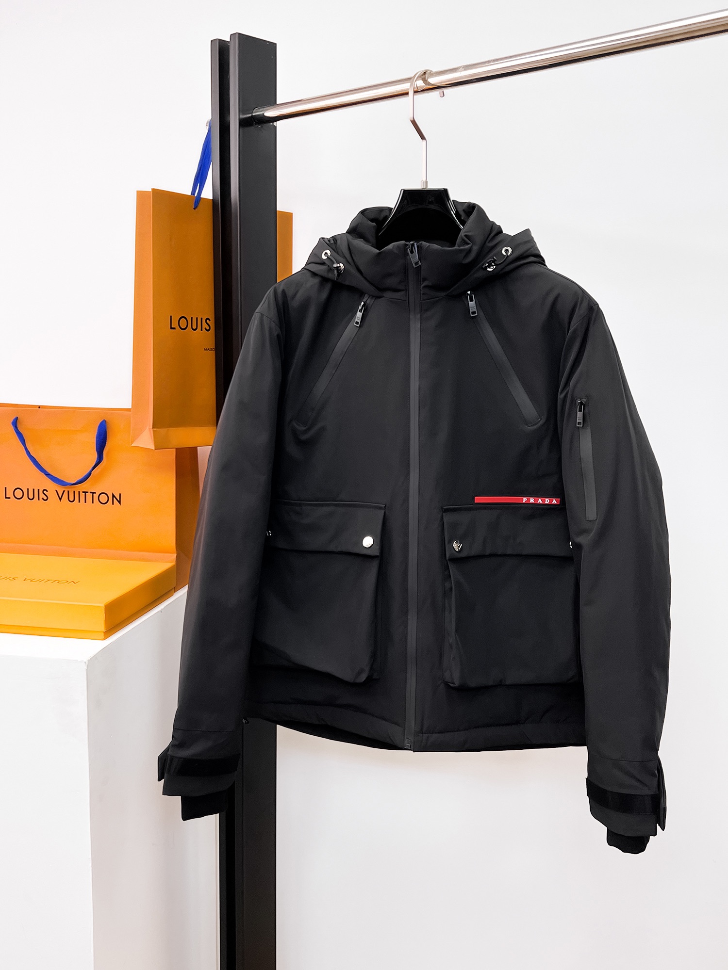 NO:662114,Prada's new 2025 autumn and winter down jacket. This is known as the most expensive down jacket in the world, all 90 down. With a classic logo combination, it is full of visual impact at first sight. It has better thermal insulation performance, is light and not heavy, and has good loft recovery after compression, and it can gather heat and lock in temperature!  Personalized color matching design, fresh and energetic!  There are too many versions circulating in the market. In addition to the different fabrics and workmanship, the biggest difference is that the filling is not goose down at all but feather silk or velvet, etc., and it is not easy to distinguish for those who don’t understand. In addition, the fabrics and workmanship are definitely not of the same level. In short, look for us and you will never go astray. All the exclusive full colors are purchased from genuine development. If you understand the quality of our down jackets, you can safely recommend it with your eyes closed. The three standards are complete!  Uniform series for men and women!  Size M-3XL. Maximum wear is 195 pounds.,,prada,down jacket, 19860909普拉达 2025秋冬新款羽绒服.这款号称羽绒服届最贵的,全部90绒的.带着经典的Logo组合搭配,第一眼看到就是满满的视觉冲击,保暖性能更出色,轻便不厚重,且压缩后的蓬松度恢复性好,聚热锁温！个性的拼色设计,清新有活力！市面流通的版本实在太多了,除了面料做工不同外,最大的区别就是填充物根本不是鹅绒而是羽丝或手感绒等等,而不懂的根本不容易区分.另外面料和做工也绝对不是一个级别,总之认准我们,让你绝对不跑偏,独家全色全部购入正版开发,懂我们家羽绒服质量的,完全可以放心闭眼推.三标齐全！男女同款系列！码数M-3XL.最大穿到195斤.,,prada,down jacket, ,Men's clothing