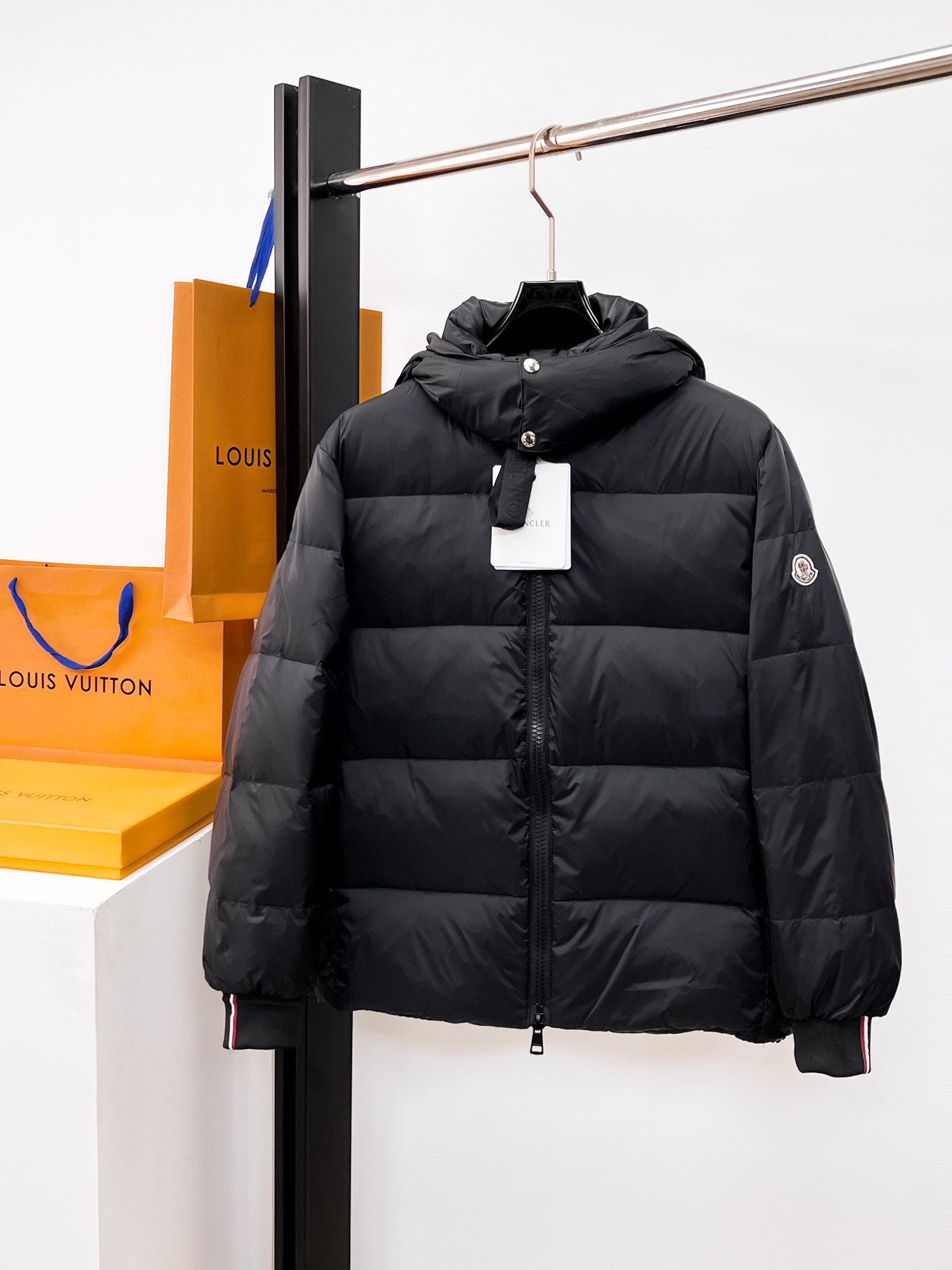 NO:662361,Mengkou's new 2025 autumn and winter down jacket. This is known as the most expensive down jacket in the world, all 90 down. With a classic logo combination, it is full of visual impact at first sight. It has better thermal insulation performance, is light and not heavy, and has good loft recovery after compression, and it can gather heat and lock in temperature!  Personalized color matching design, fresh and energetic!  There are too many versions circulating in the market. In addition to the different fabrics and workmanship, the biggest difference is that the filling is not goose down at all but feather silk or velvet, etc., and it is not easy to distinguish for those who don’t understand. In addition, the fabrics and workmanship are definitely not of the same level. In short, look for us and you will never go astray. All the exclusive full colors are purchased from genuine development. If you understand the quality of our down jackets, you can safely recommend it with your eyes closed. The three standards are complete!  Uniform series for men and women!  Size M-3XL. Maximum wear is 195 pounds.,,Moncler,down jacket, 19860909蒙口 2025秋冬新款羽绒服.这款号称羽绒服届最贵的,全部90绒的.带着经典的Logo组合搭配,第一眼看到就是满满的视觉冲击,保暖性能更出色,轻便不厚重,且压缩后的蓬松度恢复性好,聚热锁温！个性的拼色设计,清新有活力！市面流通的版本实在太多了,除了面料做工不同外,最大的区别就是填充物根本不是鹅绒而是羽丝或手感绒等等,而不懂的根本不容易区分.另外面料和做工也绝对不是一个级别,总之认准我们,让你绝对不跑偏,独家全色全部购入正版开发,懂我们家羽绒服质量的,完全可以放心闭眼推.三标齐全！男女同款系列！码数M-3XL.最大穿到195斤.,,Moncler,down jacket, ,Men's clothing