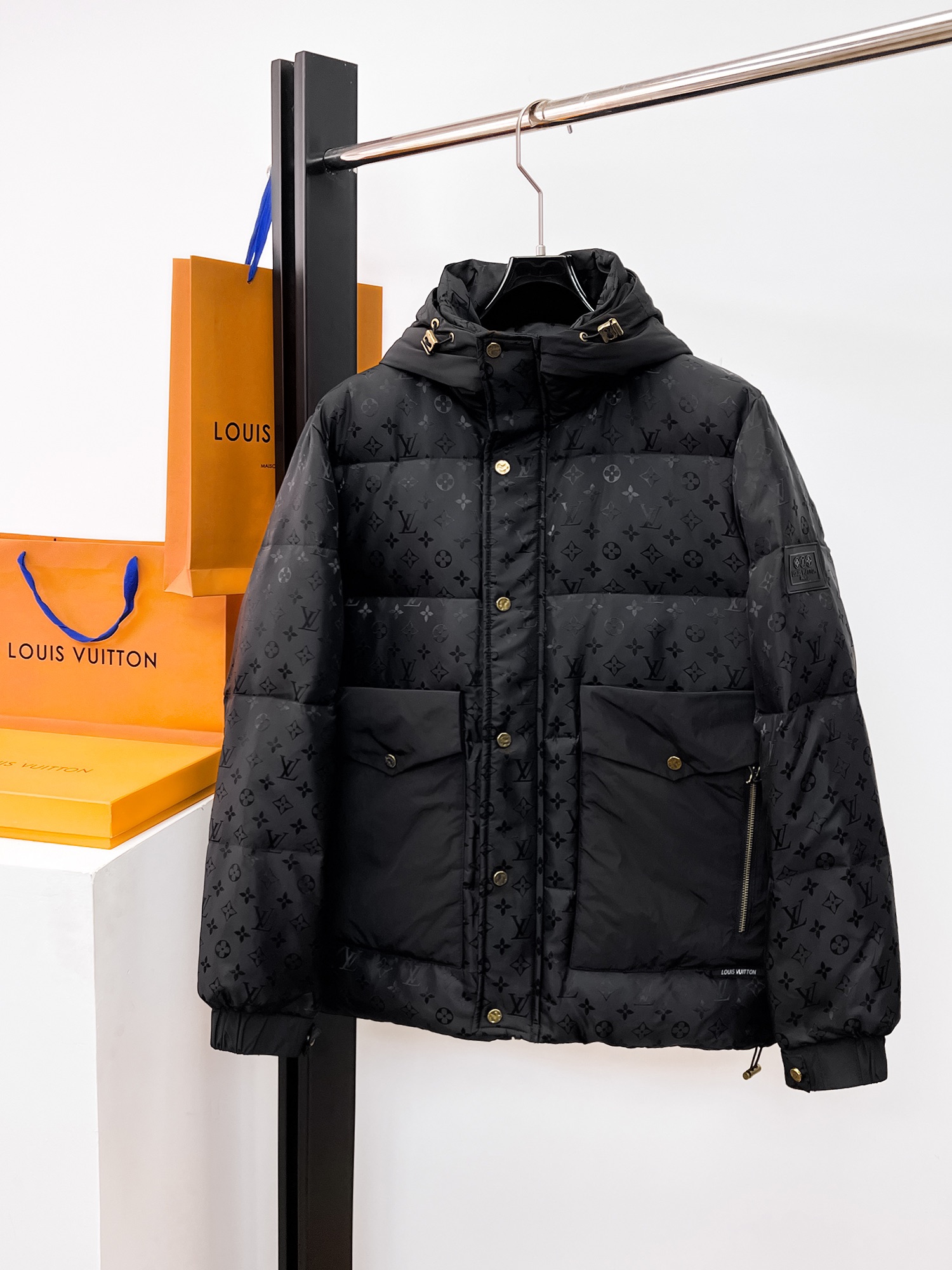 NO:662107,LV 2025 autumn and winter new down jacket. This is known as the most expensive down jacket in the world, all 90 down. With a classic logo combination, it is full of visual impact at first sight. It has better thermal insulation performance, is light and not heavy, and has good loft recovery after compression, and it can gather heat and lock in temperature!  Personalized color matching design, fresh and energetic!  There are too many versions circulating in the market. In addition to the different fabrics and workmanship, the biggest difference is that the filling is not goose down at all but feather silk or velvet, etc., and it is not easy to distinguish for those who don’t understand. In addition, the fabrics and workmanship are definitely not of the same level. In short, look for us and you will never go astray. All the exclusive full colors are purchased from genuine development. If you understand the quality of our down jackets, you can safely recommend it with your eyes closed. The three standards are complete!  Uniform series for men and women!  Size M-3XL. Maximum wear is 195 pounds.,,louis vuitton,down jacket, 19860909LV 2025秋冬新款羽绒服.这款号称羽绒服届最贵的,全部90绒的.带着经典的Logo组合搭配,第一眼看到就是满满的视觉冲击,保暖性能更出色,轻便不厚重,且压缩后的蓬松度恢复性好,聚热锁温！个性的拼色设计,清新有活力！市面流通的版本实在太多了,除了面料做工不同外,最大的区别就是填充物根本不是鹅绒而是羽丝或手感绒等等,而不懂的根本不容易区分.另外面料和做工也绝对不是一个级别,总之认准我们,让你绝对不跑偏,独家全色全部购入正版开发,懂我们家羽绒服质量的,完全可以放心闭眼推.三标齐全！男女同款系列！码数M-3XL.最大穿到195斤.,,louis vuitton,down jacket, ,Men's clothing