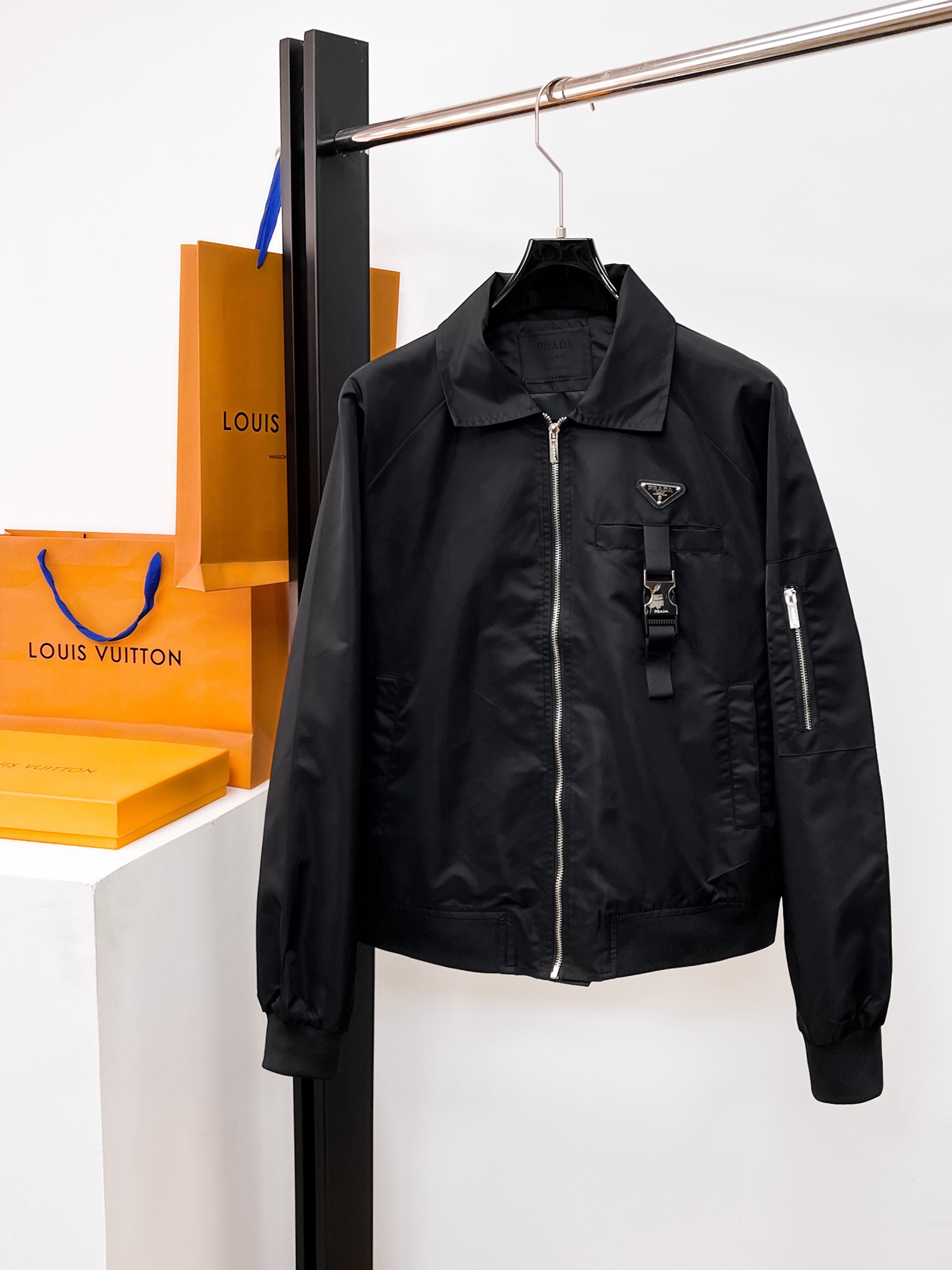 NO:662407,Same style as Prada official website, complete with three labels, sold in advance. 2025ss new men's jackets for autumn and winter, high-end version with complete three labels of the original order. Custom-made fabrics at the counter. Highly breathable and comfortable, impeccable details, brand element design concept, reflecting high quality. Delicate and soft feel. Casual tailoring, awesome upper body. Size M～3XL,,,prada,jackets & coats,jackets & coats, 19860909普拉达 官网同款,三标齐全,提前发售 2025ss秋冬新款男士夹克外套, 原单三标齐全高端版本 专柜定制面料 透气舒适度高,细节无可挑剔,品牌元素设计理念,体现高品质.手感细腻柔软 呈现休闲裁剪,上身版型超赞 码数M～3XL,,,prada,jackets & coats,jackets & coats, ,Men's clothing