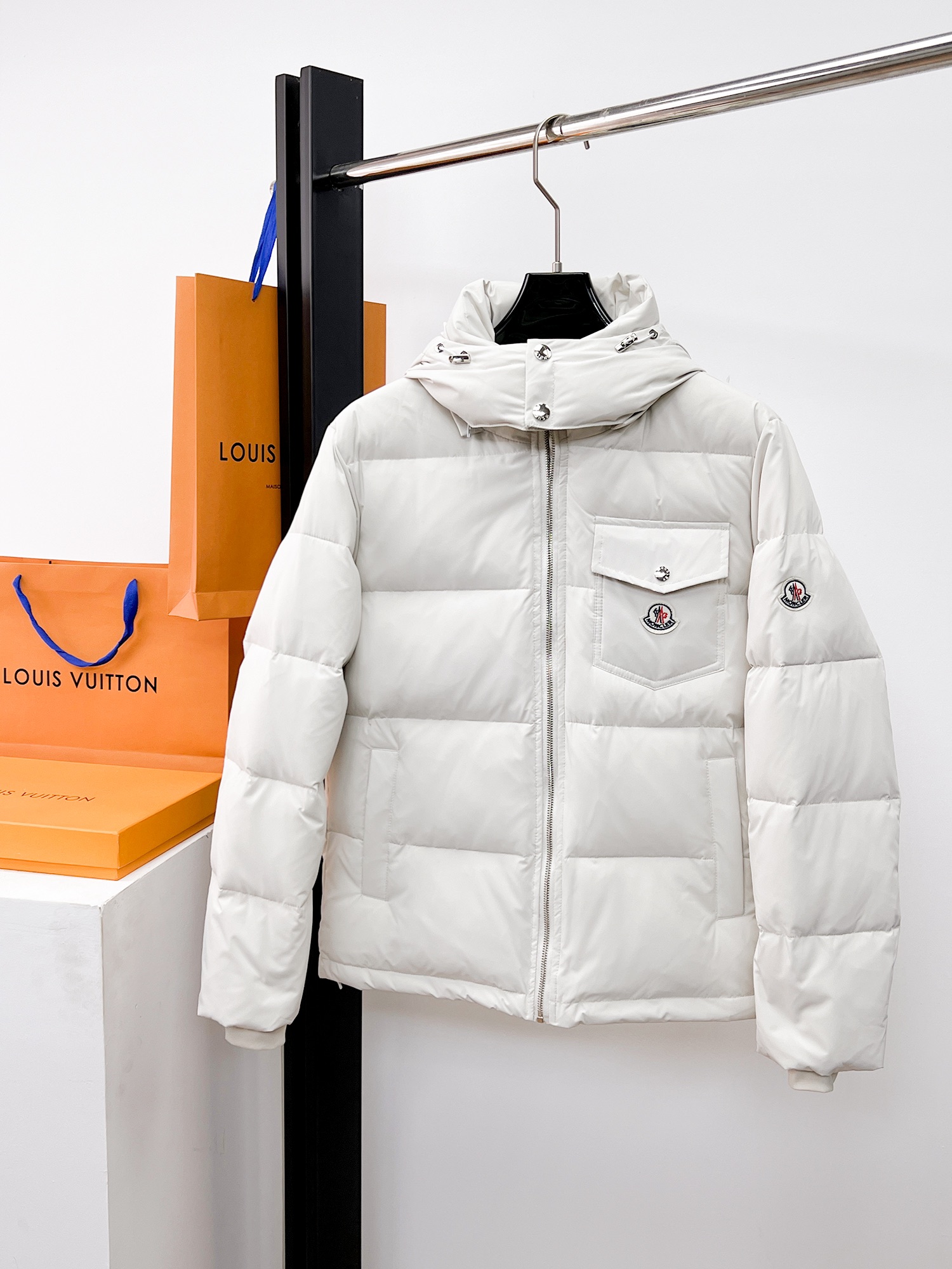 NO:662110,Mengkou's new 2025 autumn and winter down jacket. This is known as the most expensive down jacket in the world, all 90 down. With a classic logo combination, it is full of visual impact at first sight. It has better thermal insulation performance, is light and not heavy, and has good loft recovery after compression, and it can gather heat and lock in temperature!  Personalized color matching design, fresh and energetic!  There are too many versions circulating in the market. In addition to the different fabrics and workmanship, the biggest difference is that the filling is not goose down at all but feather silk or velvet, etc., and it is not easy to distinguish for those who don’t understand. In addition, the fabrics and workmanship are definitely not of the same level. In short, look for us and you will never go astray. All the exclusive full colors are purchased from genuine development. If you understand the quality of our down jackets, you can safely recommend it with your eyes closed. The three standards are complete!  Uniform series for men and women!  Size M-3XL. Maximum wear is 195 pounds.,,Moncler,down jacket, 19860909蒙口 2025秋冬新款羽绒服.这款号称羽绒服届最贵的,全部90绒的.带着经典的Logo组合搭配,第一眼看到就是满满的视觉冲击,保暖性能更出色,轻便不厚重,且压缩后的蓬松度恢复性好,聚热锁温！个性的拼色设计,清新有活力！市面流通的版本实在太多了,除了面料做工不同外,最大的区别就是填充物根本不是鹅绒而是羽丝或手感绒等等,而不懂的根本不容易区分.另外面料和做工也绝对不是一个级别,总之认准我们,让你绝对不跑偏,独家全色全部购入正版开发,懂我们家羽绒服质量的,完全可以放心闭眼推.三标齐全！男女同款系列！码数M-3XL.最大穿到195斤.,,Moncler,down jacket, ,Men's clothing