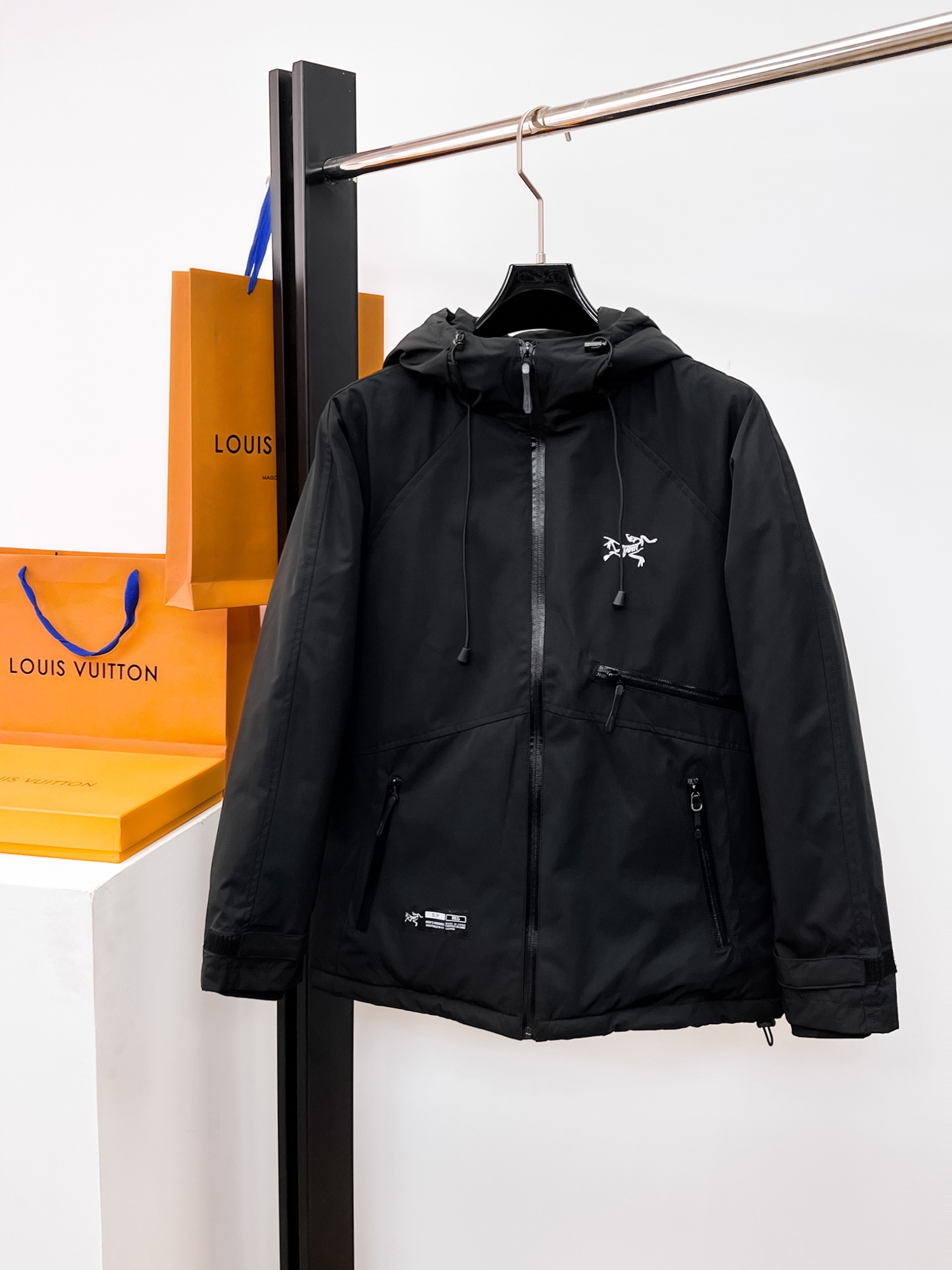 NO:662364,Arc'teryx's new 2025 autumn and winter down jacket. This is known as the most expensive down jacket in the world, all 90 down. With a classic logo combination, it is full of visual impact at first sight. It has better thermal insulation performance, is light and not heavy, and has good loft recovery after compression, and it can gather heat and lock in temperature!  Personalized color matching design, fresh and energetic!  There are too many versions circulating in the market. In addition to the different fabrics and workmanship, the biggest difference is that the filling is not goose down at all but feather silk or velvet, etc., and it is not easy to distinguish for those who don’t understand. In addition, the fabrics and workmanship are definitely not of the same level. In short, look for us and you will never go astray. All the exclusive full colors are purchased from genuine development. If you understand the quality of our down jackets, you can safely recommend it with your eyes closed. The three standards are complete!  Uniform series for men and women!  Size M-3XL. Maximum wear is 195 pounds.,arc'teryx,down jacket, 19860909始祖鸟 2025秋冬新款羽绒服.这款号称羽绒服届最贵的,全部90绒的.带着经典的Logo组合搭配,第一眼看到就是满满的视觉冲击,保暖性能更出色,轻便不厚重,且压缩后的蓬松度恢复性好,聚热锁温！个性的拼色设计,清新有活力！市面流通的版本实在太多了,除了面料做工不同外,最大的区别就是填充物根本不是鹅绒而是羽丝或手感绒等等,而不懂的根本不容易区分.另外面料和做工也绝对不是一个级别,总之认准我们,让你绝对不跑偏,独家全色全部购入正版开发,懂我们家羽绒服质量的,完全可以放心闭眼推.三标齐全！男女同款系列！码数M-3XL.最大穿到195斤.,arc'teryx,down jacket, ,Men's clothing