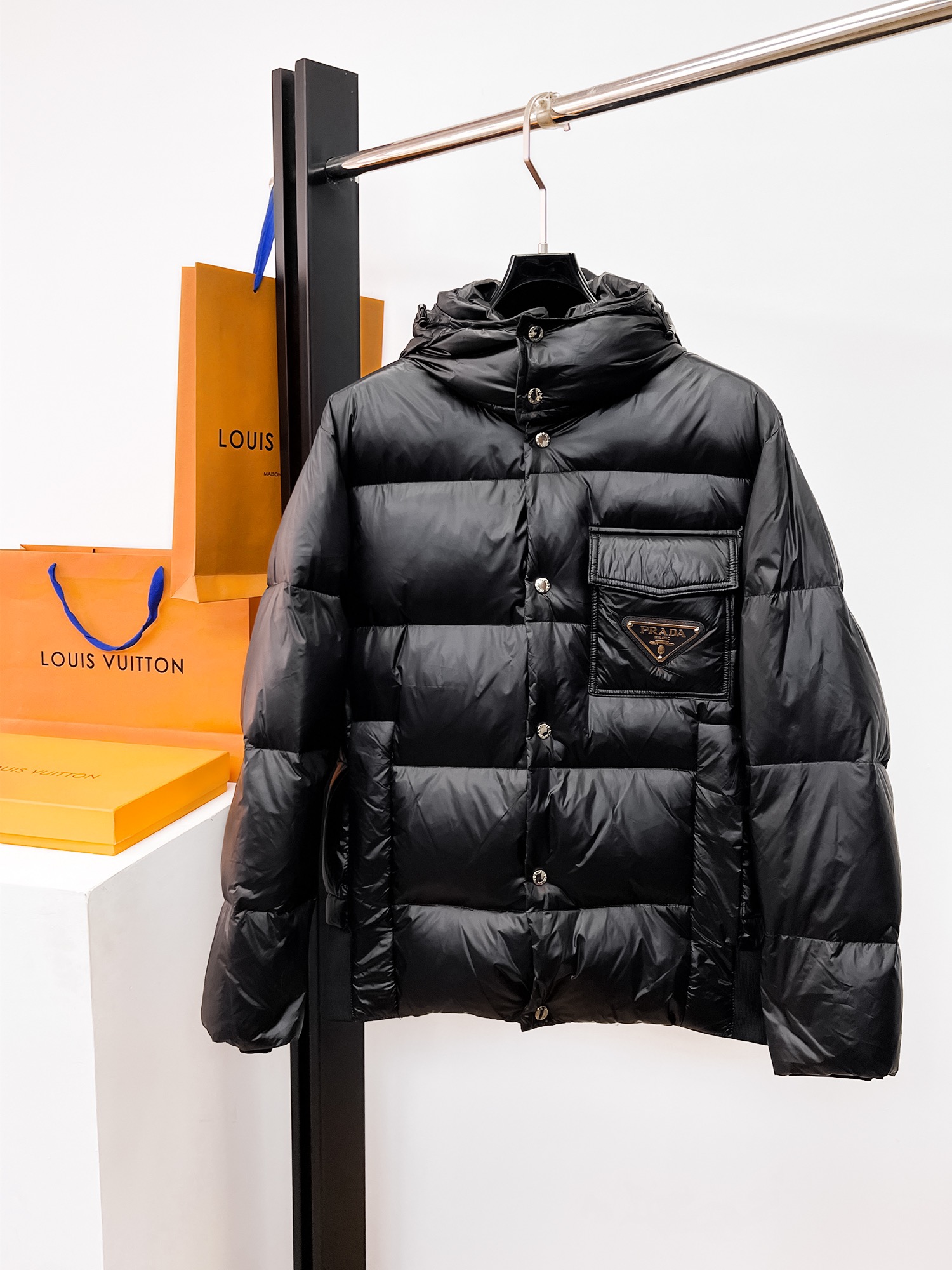 NO:662368,Prada's new 2025 autumn and winter down jacket. This is known as the most expensive down jacket in the world, all 90 down. With a classic logo combination, it is full of visual impact at first sight. It has better thermal insulation performance, is light and not heavy, and has good loft recovery after compression, and it can gather heat and lock in temperature!  Personalized color matching design, fresh and energetic!  There are too many versions circulating in the market. In addition to the different fabrics and workmanship, the biggest difference is that the filling is not goose down at all but feather silk or velvet, etc., and it is not easy to distinguish for those who don’t understand. In addition, the fabrics and workmanship are definitely not of the same level. In short, look for us and you will never go astray. All the exclusive full colors are purchased from genuine development. If you understand the quality of our down jackets, you can safely recommend it with your eyes closed. The three standards are complete!  Uniform series for men and women!  Size M-3XL. Maximum wear is 195 pounds.,,prada,down jacket, 19860909普拉达 2025秋冬新款羽绒服.这款号称羽绒服届最贵的,全部90绒的.带着经典的Logo组合搭配,第一眼看到就是满满的视觉冲击,保暖性能更出色,轻便不厚重,且压缩后的蓬松度恢复性好,聚热锁温！个性的拼色设计,清新有活力！市面流通的版本实在太多了,除了面料做工不同外,最大的区别就是填充物根本不是鹅绒而是羽丝或手感绒等等,而不懂的根本不容易区分.另外面料和做工也绝对不是一个级别,总之认准我们,让你绝对不跑偏,独家全色全部购入正版开发,懂我们家羽绒服质量的,完全可以放心闭眼推.三标齐全！男女同款系列！码数M-3XL.最大穿到195斤.,,prada,down jacket, ,Men's clothing