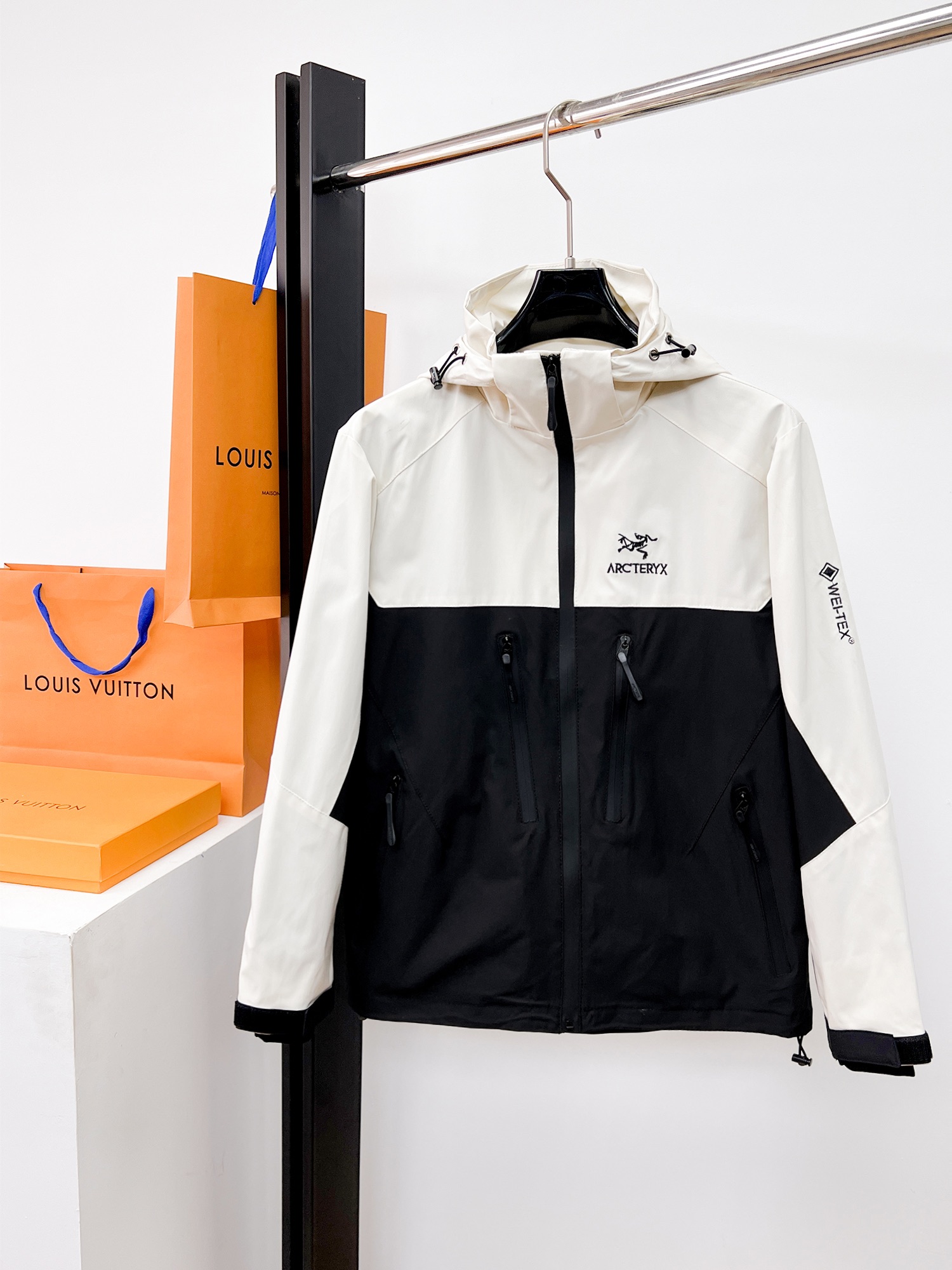 NO:662417,Arc'teryx official website of the same style, complete with three labels, on sale in advance. 2025ss new men's jackets and jackets for autumn and winter, complete with three labels, high-end version of the original order. Custom-made fabrics at the counter. Highly breathable and comfortable, impeccable details, brand element design concept, reflecting high quality. Delicate and soft feel. Casual tailoring, awesome upper body. Size M～3XL,,arc'teryx,jackets & coats,jackets & coats, 19860909始祖鸟 官网同款,三标齐全,提前发售 2025ss秋冬新款男士夹克外套, 原单三标齐全高端版本 专柜定制面料 透气舒适度高,细节无可挑剔,品牌元素设计理念,体现高品质.手感细腻柔软 呈现休闲裁剪,上身版型超赞 码数M～3XL,,arc'teryx,jackets & coats,jackets & coats, ,Men's clothing