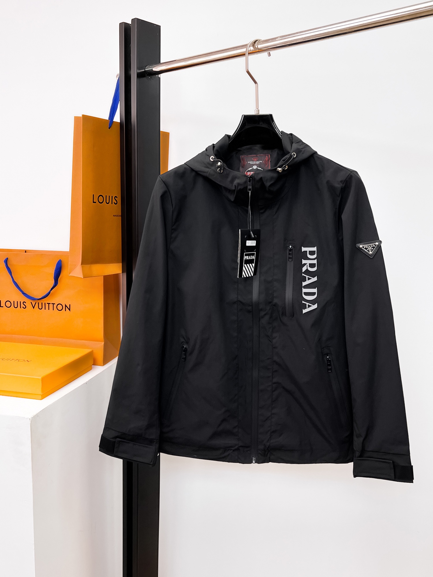 NO:662468,Same style as Prada official website, complete with three labels, sold in advance. 2025ss new men's jackets for autumn and winter, high-end version with complete three labels of the original order. Custom-made fabrics at the counter. Highly breathable and comfortable, impeccable details, brand element design concept, reflecting high quality. Delicate and soft feel. Casual tailoring, awesome upper body. Size M～3XL,,,prada,jackets & coats,jackets & coats, 19860909普拉达 官网同款,三标齐全,提前发售 2025ss秋冬新款男士夹克外套, 原单三标齐全高端版本 专柜定制面料 透气舒适度高,细节无可挑剔,品牌元素设计理念,体现高品质.手感细腻柔软 呈现休闲裁剪,上身版型超赞 码数M～3XL,,,prada,jackets & coats,jackets & coats, ,Men's clothing