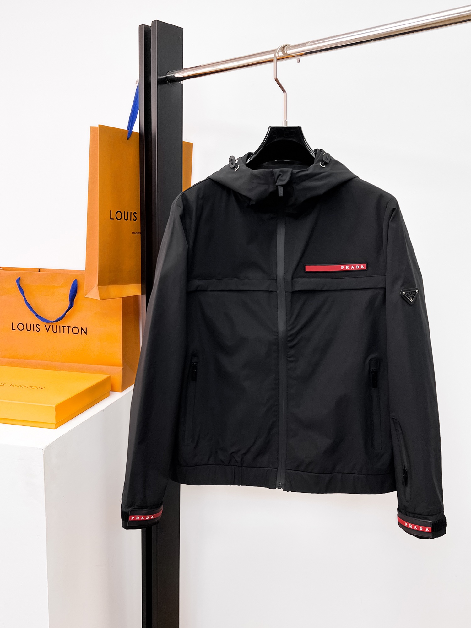 NO:662433,Same style as Prada official website, complete with three labels, sold in advance. 2025ss new men's jackets for autumn and winter, high-end version with complete three labels of the original order. Custom-made fabrics at the counter. Highly breathable and comfortable, impeccable details, brand element design concept, reflecting high quality. Delicate and soft feel. Casual tailoring, awesome upper body. Size M～3XL,,,prada,jackets & coats,jackets & coats, 19860909普拉达 官网同款,三标齐全,提前发售 2025ss秋冬新款男士夹克外套, 原单三标齐全高端版本 专柜定制面料 透气舒适度高,细节无可挑剔,品牌元素设计理念,体现高品质.手感细腻柔软 呈现休闲裁剪,上身版型超赞 码数M～3XL,,,prada,jackets & coats,jackets & coats, ,Men's clothing