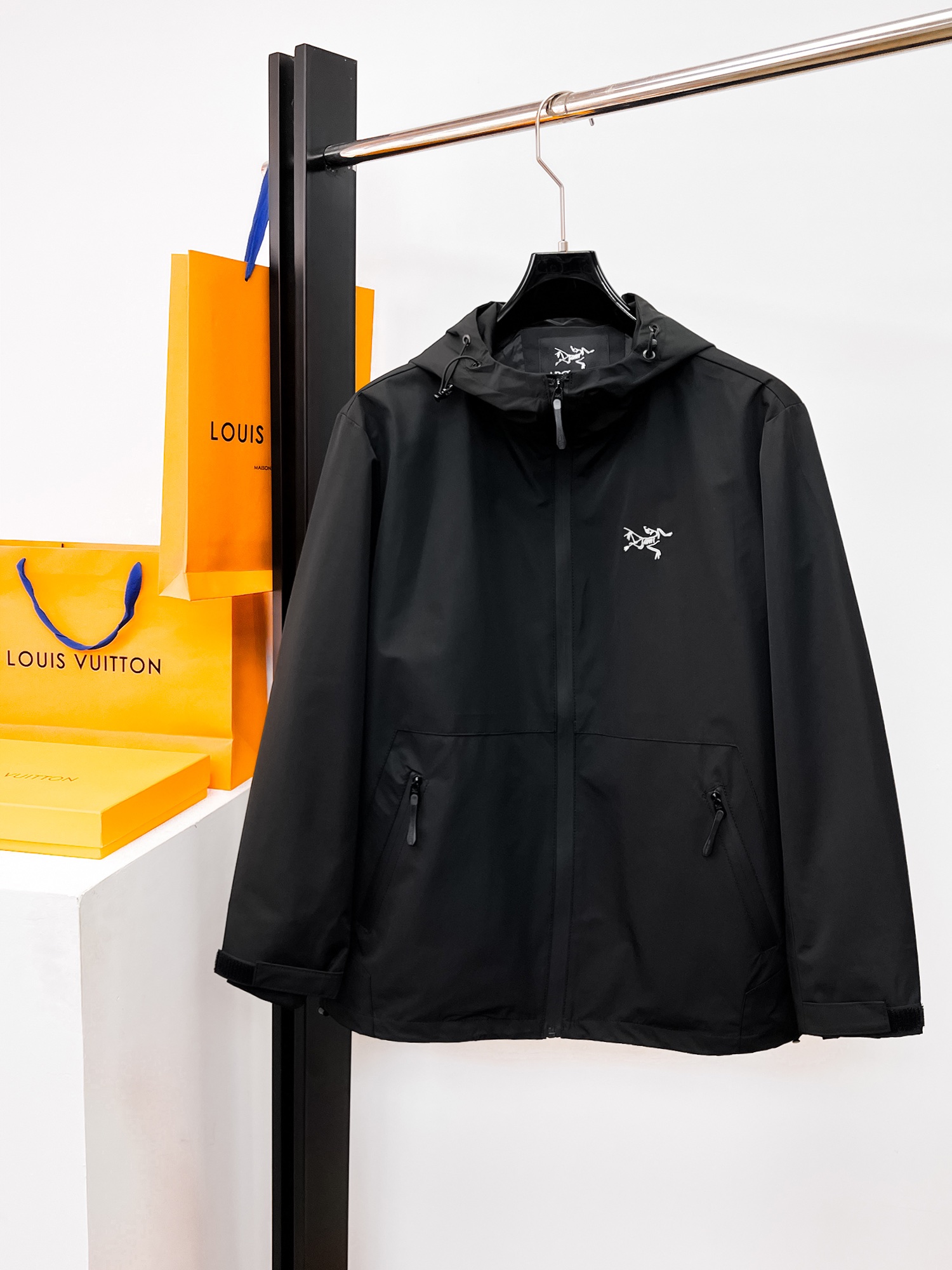 NO:662443,Arc'teryx official website of the same style, complete with three labels, on sale in advance. 2025ss new men's jackets and jackets for autumn and winter, complete with three labels, high-end version of the original order. Custom-made fabrics at the counter. Highly breathable and comfortable, impeccable details, brand element design concept, reflecting high quality. Delicate and soft feel. Casual tailoring, awesome upper body. Size M～3XL,,arc'teryx,jackets & coats,jackets & coats, 19860909始祖鸟 官网同款,三标齐全,提前发售 2025ss秋冬新款男士夹克外套, 原单三标齐全高端版本 专柜定制面料 透气舒适度高,细节无可挑剔,品牌元素设计理念,体现高品质.手感细腻柔软 呈现休闲裁剪,上身版型超赞 码数M～3XL,,arc'teryx,jackets & coats,jackets & coats, ,Men's clothing