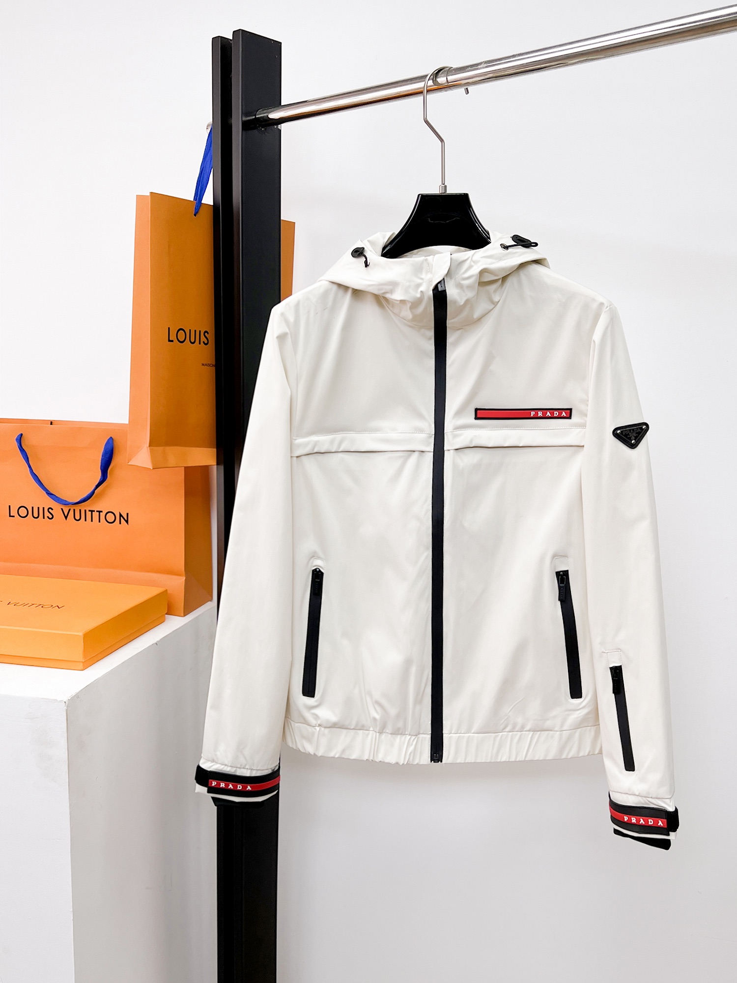 NO:662437,Same style as Prada official website, complete with three labels, sold in advance. 2025ss new men's jackets for autumn and winter, high-end version with complete three labels of the original order. Custom-made fabrics at the counter. Highly breathable and comfortable, impeccable details, brand element design concept, reflecting high quality. Delicate and soft feel. Casual tailoring, awesome upper body. Size M～3XL,,,prada,jackets & coats,jackets & coats, 19860909普拉达 官网同款,三标齐全,提前发售 2025ss秋冬新款男士夹克外套, 原单三标齐全高端版本 专柜定制面料 透气舒适度高,细节无可挑剔,品牌元素设计理念,体现高品质.手感细腻柔软 呈现休闲裁剪,上身版型超赞 码数M～3XL,,,prada,jackets & coats,jackets & coats, ,Men's clothing