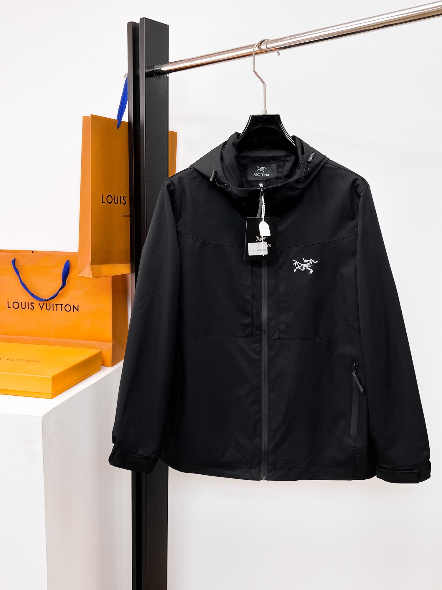 NO:662434,Arc'teryx official website of the same style, complete with three labels, on sale in advance. 2025ss new men's jackets and jackets for autumn and winter, complete with three labels, high-end version of the original order. Custom-made fabrics at the counter. Highly breathable and comfortable, impeccable details, brand element design concept, reflecting high quality. Delicate and soft feel. Casual tailoring, awesome upper body. Size M～3XL,,arc'teryx,jackets & coats,jackets & coats, 19860909始祖鸟 官网同款,三标齐全,提前发售 2025ss秋冬新款男士夹克外套, 原单三标齐全高端版本 专柜定制面料 透气舒适度高,细节无可挑剔,品牌元素设计理念,体现高品质.手感细腻柔软 呈现休闲裁剪,上身版型超赞 码数M～3XL,,arc'teryx,jackets & coats,jackets & coats, ,Men's clothing