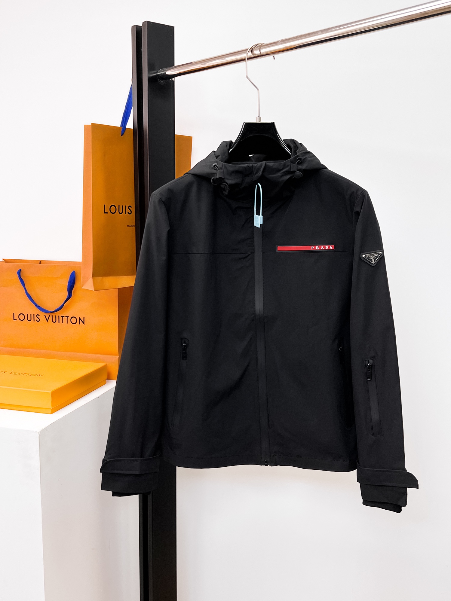 NO:662431,Same style as Prada official website, complete with three labels, sold in advance. 2025ss new men's jackets for autumn and winter, high-end version with complete three labels of the original order. Custom-made fabrics at the counter. Highly breathable and comfortable, impeccable details, brand element design concept, reflecting high quality. Delicate and soft feel. Casual tailoring, awesome upper body. Size M～3XL,,,prada,jackets & coats,jackets & coats, 19860909普拉达 官网同款,三标齐全,提前发售 2025ss秋冬新款男士夹克外套, 原单三标齐全高端版本 专柜定制面料 透气舒适度高,细节无可挑剔,品牌元素设计理念,体现高品质.手感细腻柔软 呈现休闲裁剪,上身版型超赞 码数M～3XL,,,prada,jackets & coats,jackets & coats, ,Men's clothing