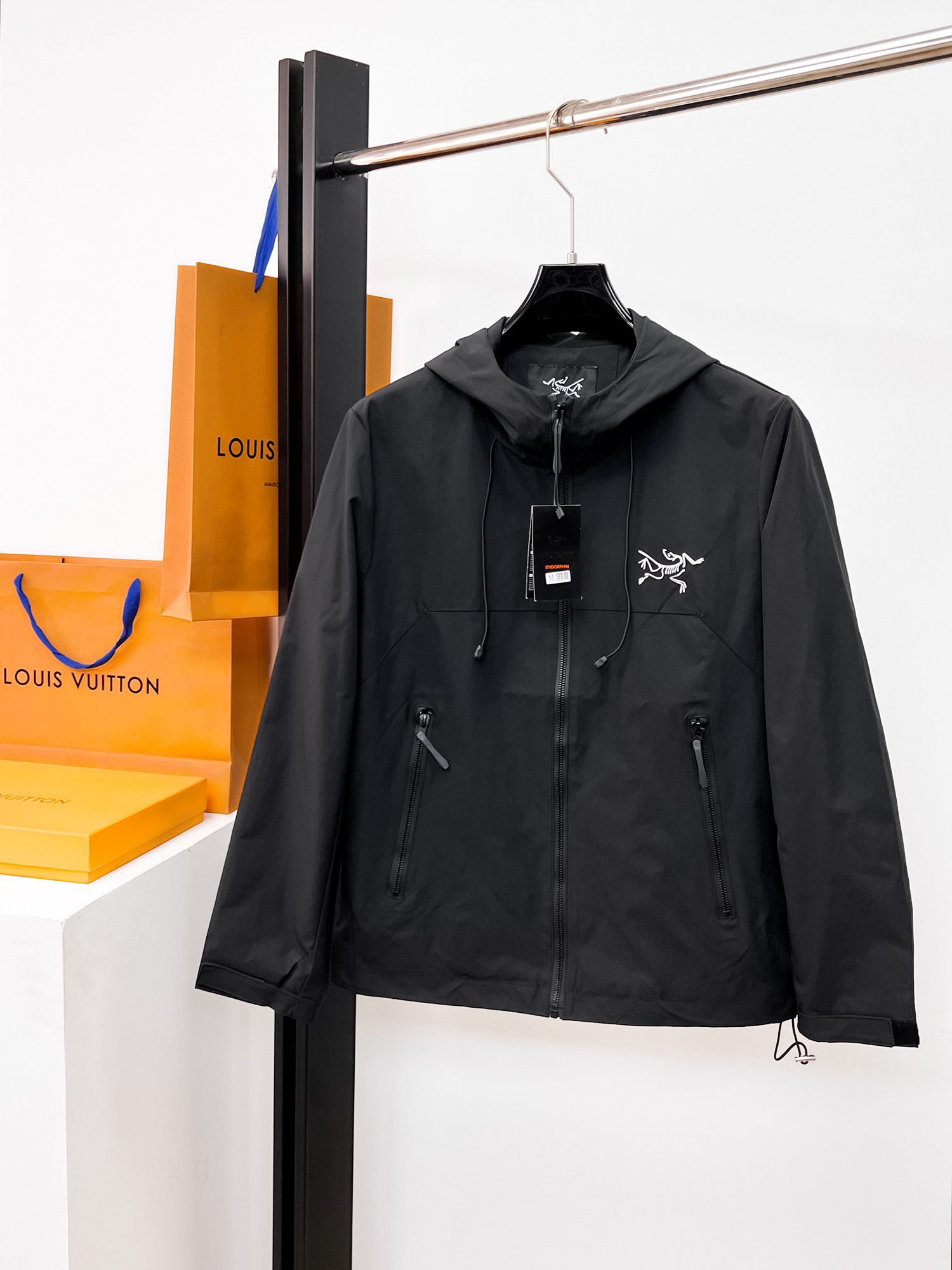 NO:662452,Arc'teryx official website of the same style, complete with three labels, on sale in advance. 2025ss new men's jackets and jackets for autumn and winter, complete with three labels, high-end version of the original order. Custom-made fabrics at the counter. Highly breathable and comfortable, impeccable details, brand element design concept, reflecting high quality. Delicate and soft feel. Casual tailoring, awesome upper body. Size M～3XL,,arc'teryx,jackets & coats,jackets & coats, 19860909始祖鸟 官网同款,三标齐全,提前发售 2025ss秋冬新款男士夹克外套, 原单三标齐全高端版本 专柜定制面料 透气舒适度高,细节无可挑剔,品牌元素设计理念,体现高品质.手感细腻柔软 呈现休闲裁剪,上身版型超赞 码数M～3XL,,arc'teryx,jackets & coats,jackets & coats, ,Men's clothing