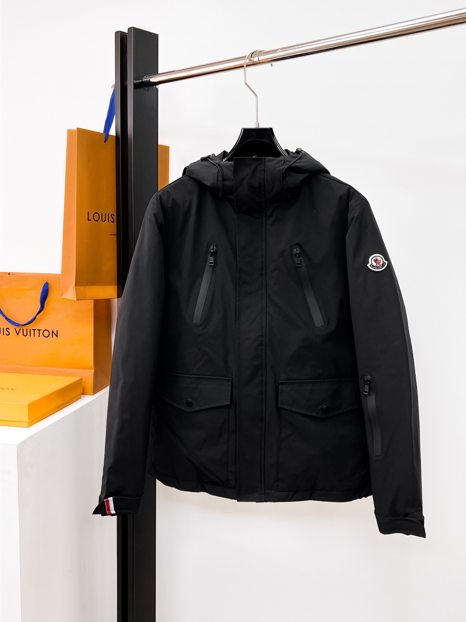 NO:662338,Mengkou's new 2025 autumn and winter down jacket. This is known as the most expensive down jacket in the world, all 90 down. With a classic logo combination, it is full of visual impact at first sight. It has better thermal insulation performance, is light and not heavy, and has good loft recovery after compression, and it can gather heat and lock in temperature!  Personalized color matching design, fresh and energetic!  There are too many versions circulating in the market. In addition to the different fabrics and workmanship, the biggest difference is that the filling is not goose down at all but feather silk or velvet, etc., and it is not easy to distinguish for those who don’t understand. In addition, the fabrics and workmanship are definitely not of the same level. In short, look for us and you will never go astray. All the exclusive full colors are purchased from genuine development. If you understand the quality of our down jackets, you can safely recommend it with your eyes closed. The three standards are complete!  Uniform series for men and women!  Size M-3XL. Maximum wear is 195 pounds.,,Moncler,down jacket, 19860909蒙口 2025秋冬新款羽绒服.这款号称羽绒服届最贵的,全部90绒的.带着经典的Logo组合搭配,第一眼看到就是满满的视觉冲击,保暖性能更出色,轻便不厚重,且压缩后的蓬松度恢复性好,聚热锁温！个性的拼色设计,清新有活力！市面流通的版本实在太多了,除了面料做工不同外,最大的区别就是填充物根本不是鹅绒而是羽丝或手感绒等等,而不懂的根本不容易区分.另外面料和做工也绝对不是一个级别,总之认准我们,让你绝对不跑偏,独家全色全部购入正版开发,懂我们家羽绒服质量的,完全可以放心闭眼推.三标齐全！男女同款系列！码数M-3XL.最大穿到195斤.,,Moncler,down jacket, ,Men's clothing