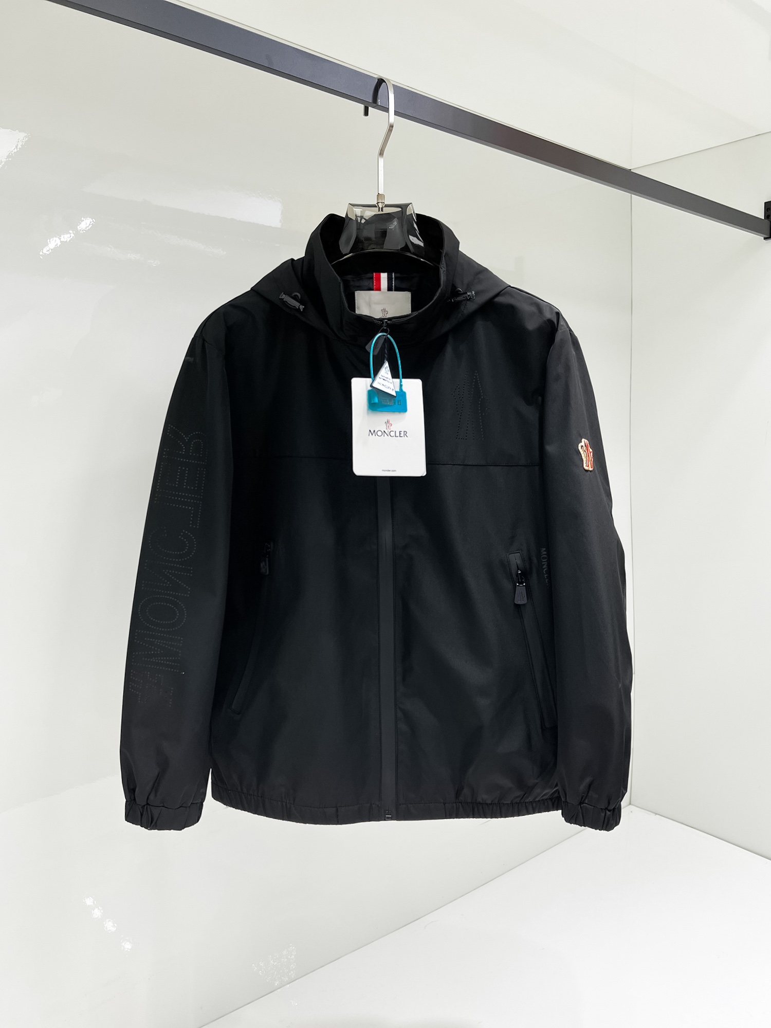 NO:131505,The same style on the official website, complete three standards, released in advance. SS Spring New Men's Jacket, original three standards, full high-end version. Customized counter fabrics, breathable and comfortable, impeccable details, brand elements design concept, reflect high quality. The feel is delicate and soft, presents casual cut, and the upper body style is superb. The number of sizes M~3XL, maximum wear 195 catties, Moncler, jackets & coats, jackets & coats, alexander wang19860909蒙口 官网同款,三标齐全,提前发售 ss开春新款男士夹克外套,原单三标齐全高端版本 专柜定制面料 透气舒适度高,细节无可挑剔,品牌元素设计理念,体现高品质.手感细腻柔软 呈现休闲裁剪,上身版型超赞 码数M～3XL,最大穿195斤,,Moncler,jackets & coats,jackets & coats,alexander wang,Men's clothing