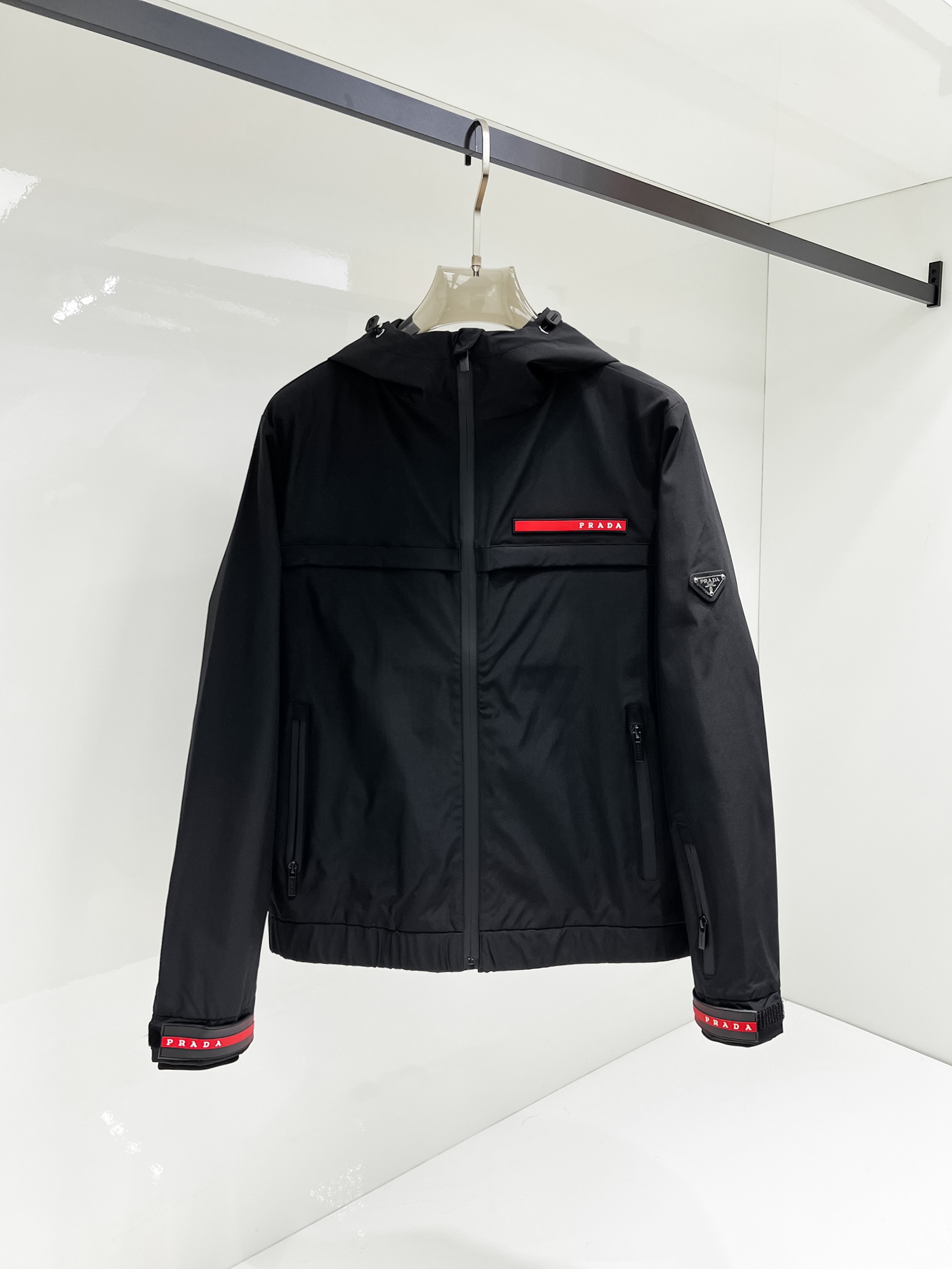 NO:131503,Prada's official website has the same style, complete three standards, and is released in advance. SS Spring New Men's Jacket Jacket, original three standards, full high-end version. Customized counter fabrics, breathable and comfortable, impeccable details, brand elements design concept, reflecting high quality. The feel is delicate and soft, presents casual cut, and the upper body style is superb. Number of sizes M~3XL, maximum wear 195 catties, prada, jackets & coats, jackets & coats, alexander wang19860909普拉达 官网同款,三标齐全,提前发售 ss开春新款男士夹克外套,原单三标齐全高端版本 专柜定制面料 透气舒适度高,细节无可挑剔,品牌元素设计理念,体现高品质.手感细腻柔软 呈现休闲裁剪,上身版型超赞 码数M～3XL,最大穿195斤,,prada,jackets & coats,jackets & coats,alexander wang,Men's clothing