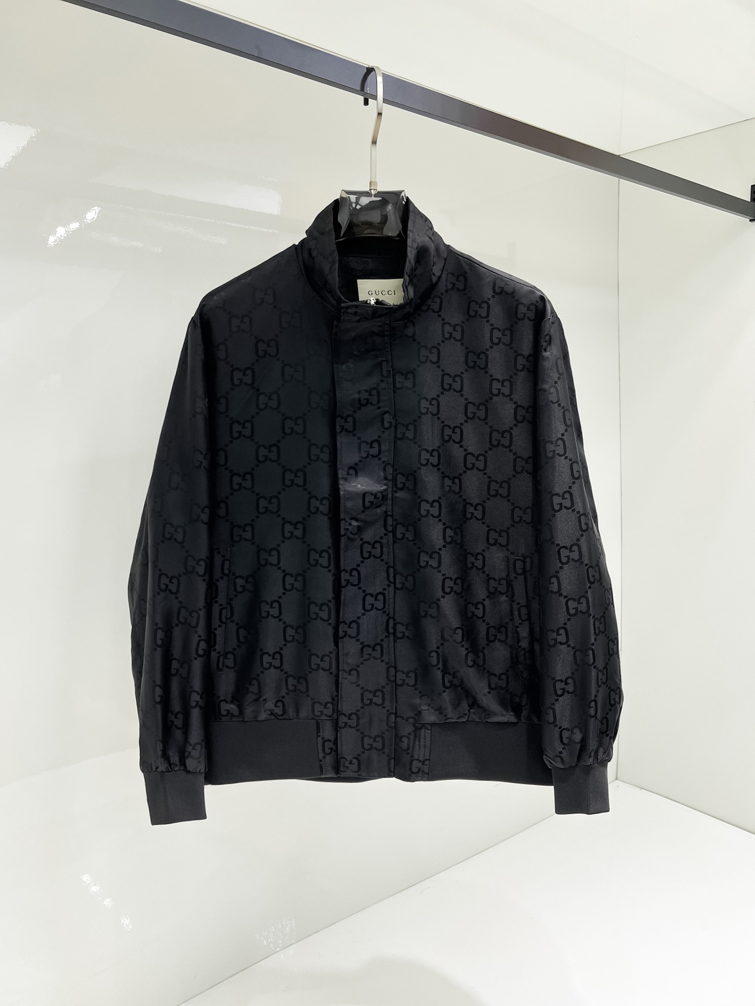 NO:131501,Guqi, the same style on the official website, complete three standards, released in advance. SS Spring New Men's Jacket, original three standards, full high-end version. Customized fabric for counter, breathable and comfortable, impeccable details, brand elements design concept, reflect high quality. The feel is delicate and soft, presents casual cut, and the upper body style is superb. Number of sizes M~3XL, maximum wear 195 kilograms, jackets & coats, jackets & coats, alexander wang19860909古奇 官网同款,三标齐全,提前发售 ss开春新款男士夹克外套,原单三标齐全高端版本 专柜定制面料 透气舒适度高,细节无可挑剔,品牌元素设计理念,体现高品质.手感细腻柔软 呈现休闲裁剪,上身版型超赞 码数M～3XL,最大穿195斤,,jackets & coats,jackets & coats,alexander wang,Men's clothing