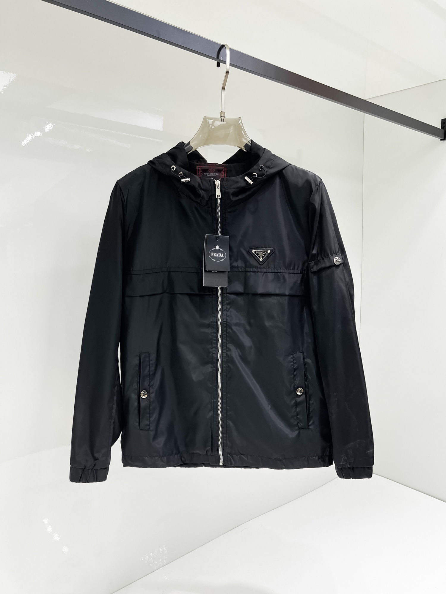 NO:131498,Prada's official website has the same style, complete three standards, and is released in advance. SS Spring New Men's Jacket Jacket, original three standards, full high-end version. Customized counter fabrics, breathable and comfortable, impeccable details, brand elements design concept, reflecting high quality. The feel is delicate and soft, presents casual cut, and the upper body style is superb. Number of sizes M~3XL, maximum wear 195 catties, prada, jackets & coats, jackets & coats, alexander wang19860909普拉达 官网同款,三标齐全,提前发售 ss开春新款男士夹克外套,原单三标齐全高端版本 专柜定制面料 透气舒适度高,细节无可挑剔,品牌元素设计理念,体现高品质.手感细腻柔软 呈现休闲裁剪,上身版型超赞 码数M～3XL,最大穿195斤,,prada,jackets & coats,jackets & coats,alexander wang,Men's clothing