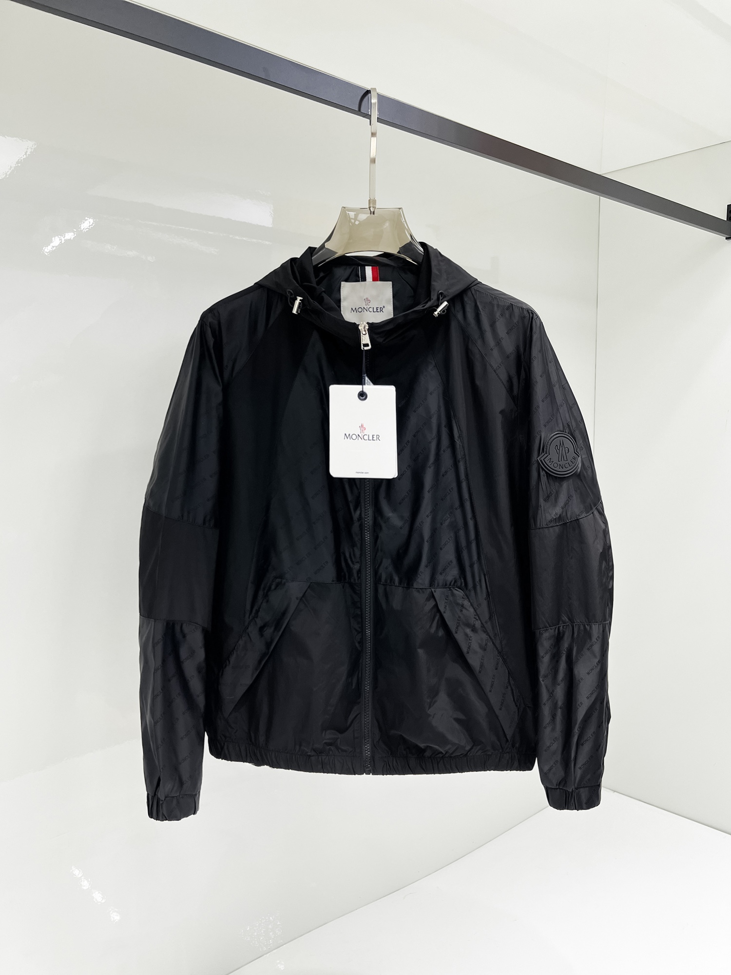 NO:131496,The same style on the official website, complete three standards, released in advance. SS Spring New Men's Jacket, original three standards, full high-end version. Customized counter fabrics, breathable and comfortable, impeccable details, brand elements design concept, reflect high quality. The feel is delicate and soft, presents casual cut, and the upper body style is superb. The number of sizes M~3XL, maximum wear 195 catties, Moncler, jackets & coats, jackets & coats, alexander wang19860909蒙口 官网同款,三标齐全,提前发售 ss开春新款男士夹克外套,原单三标齐全高端版本 专柜定制面料 透气舒适度高,细节无可挑剔,品牌元素设计理念,体现高品质.手感细腻柔软 呈现休闲裁剪,上身版型超赞 码数M～3XL,最大穿195斤,,Moncler,jackets & coats,jackets & coats,alexander wang,Men's clothing