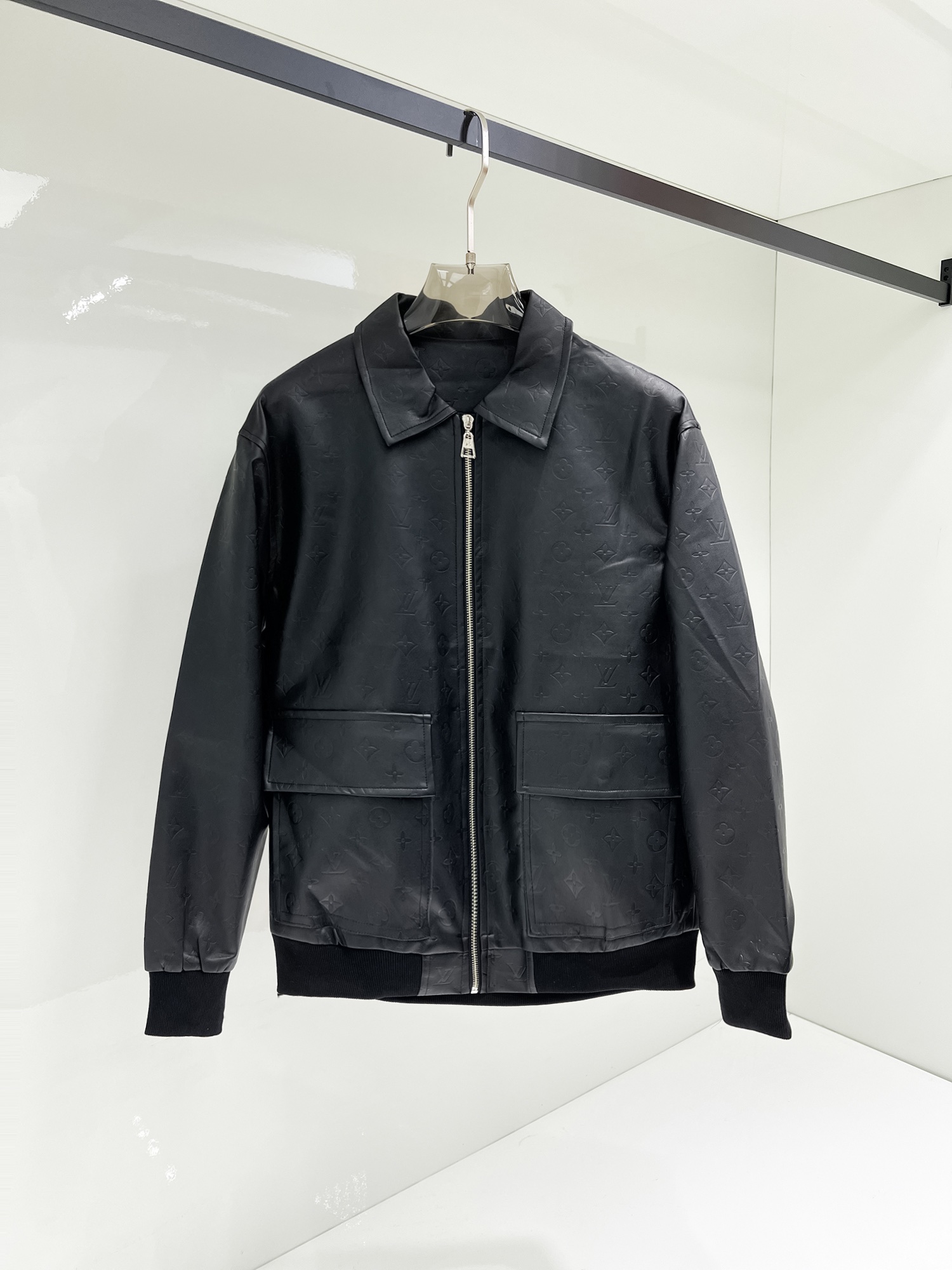 NO:131497,The same model on the official website, complete three standards, and is released in advance. The new men's leather jacket jacket for the spring of ss, the original three standards are complete and high-end version. Customized fabrics for counters, breathable and comfortable, impeccable details, brand elements design concept, reflecting high quality. The feel is delicate and soft, presenting casual cut, and the upper body style is excellent. The number of sizes M~3XL, maximum wear 195 catties, louis vuitton, jackets & coats, jackets & coats, leather jacket, alexander wang19860909LV 官网同款,三标齐全,提前发售 ss开春新款男士皮衣夹克外套,原单三标齐全高端版本 专柜定制面料 透气舒适度高,细节无可挑剔,品牌元素设计理念,体现高品质.手感细腻柔软 呈现休闲裁剪,上身版型超赞 码数M～3XL,最大穿195斤,,louis vuitton,jackets & coats,jackets & coats,leather jacket,alexander wang,Men's clothing