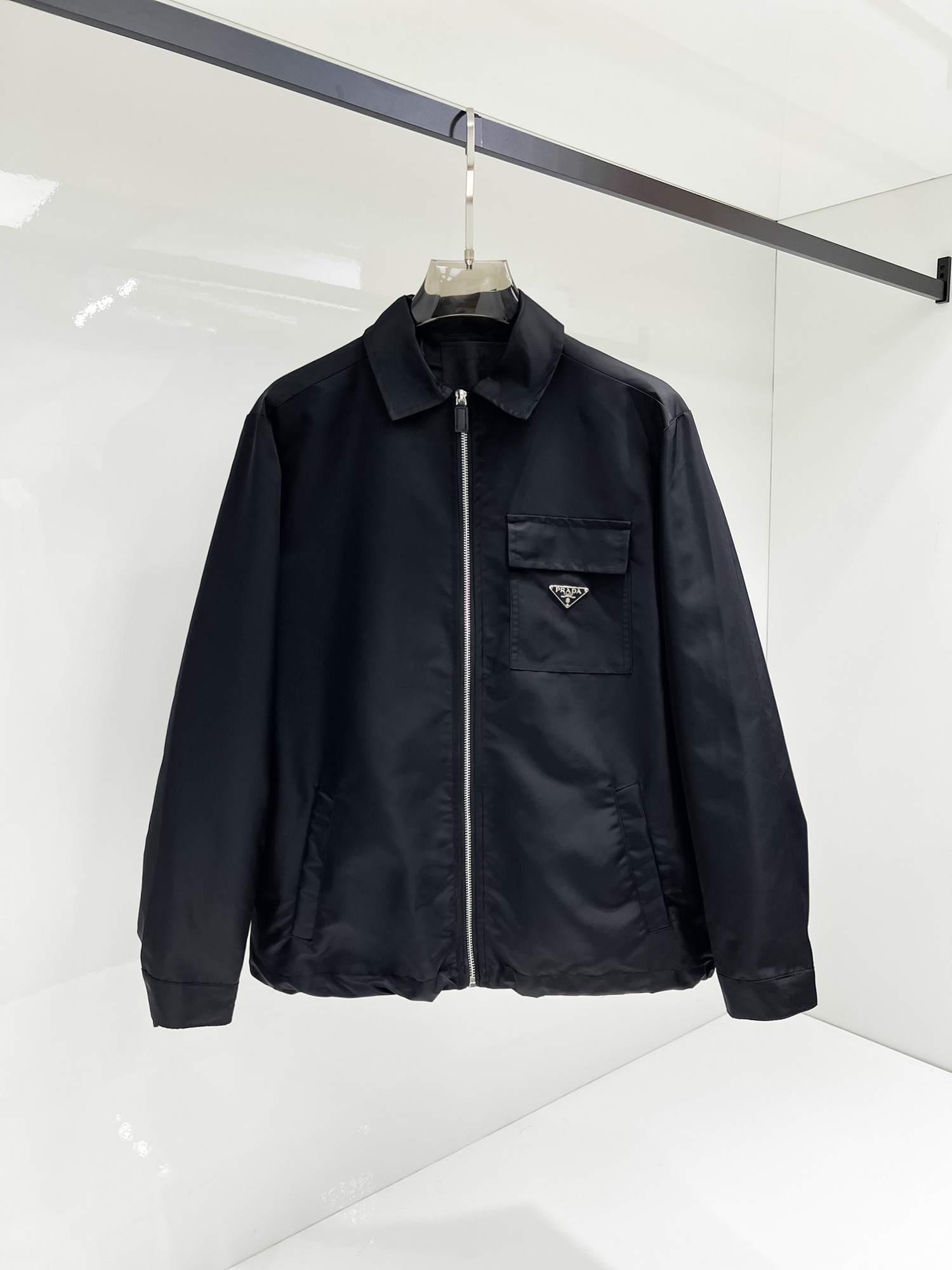 NO:131495,Prada's official website has the same style, complete three standards, and is released in advance. SS Spring New Men's Jacket Jacket, original three standards, full high-end version. Customized counter fabrics, breathable and comfortable, impeccable details, brand elements design concept, reflecting high quality. The feel is delicate and soft, presents casual cut, and the upper body style is superb. Number of sizes M~3XL, maximum wear 195 catties, prada, jackets & coats, jackets & coats, alexander wang19860909普拉达 官网同款,三标齐全,提前发售 ss开春新款男士夹克外套,原单三标齐全高端版本 专柜定制面料 透气舒适度高,细节无可挑剔,品牌元素设计理念,体现高品质.手感细腻柔软 呈现休闲裁剪,上身版型超赞 码数M～3XL,最大穿195斤,,prada,jackets & coats,jackets & coats,alexander wang,Men's clothing