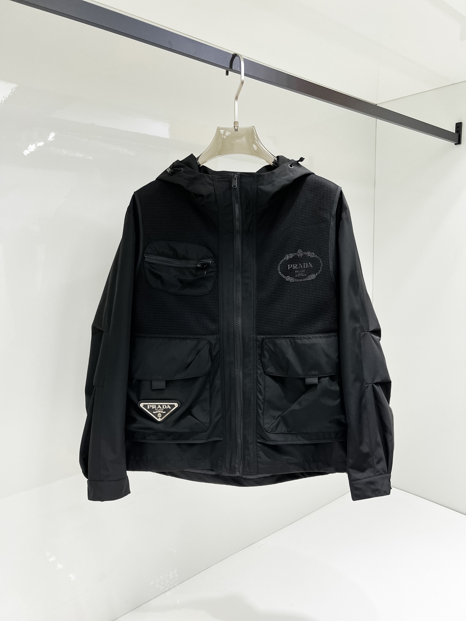 NO:131491,Prada's official website has the same style, complete three standards, and is released in advance. SS Spring New Men's Jacket Jacket, original three standards, full high-end version. Customized counter fabrics, breathable and comfortable, impeccable details, brand elements design concept, reflecting high quality. The feel is delicate and soft, presents casual cut, and the upper body style is superb. Number of sizes M~3XL, maximum wear 195 catties, prada, jackets & coats, jackets & coats, alexander wang19860909普拉达 官网同款,三标齐全,提前发售 ss开春新款男士夹克外套,原单三标齐全高端版本 专柜定制面料 透气舒适度高,细节无可挑剔,品牌元素设计理念,体现高品质.手感细腻柔软 呈现休闲裁剪,上身版型超赞 码数M～3XL,最大穿195斤,,prada,jackets & coats,jackets & coats,alexander wang,Men's clothing