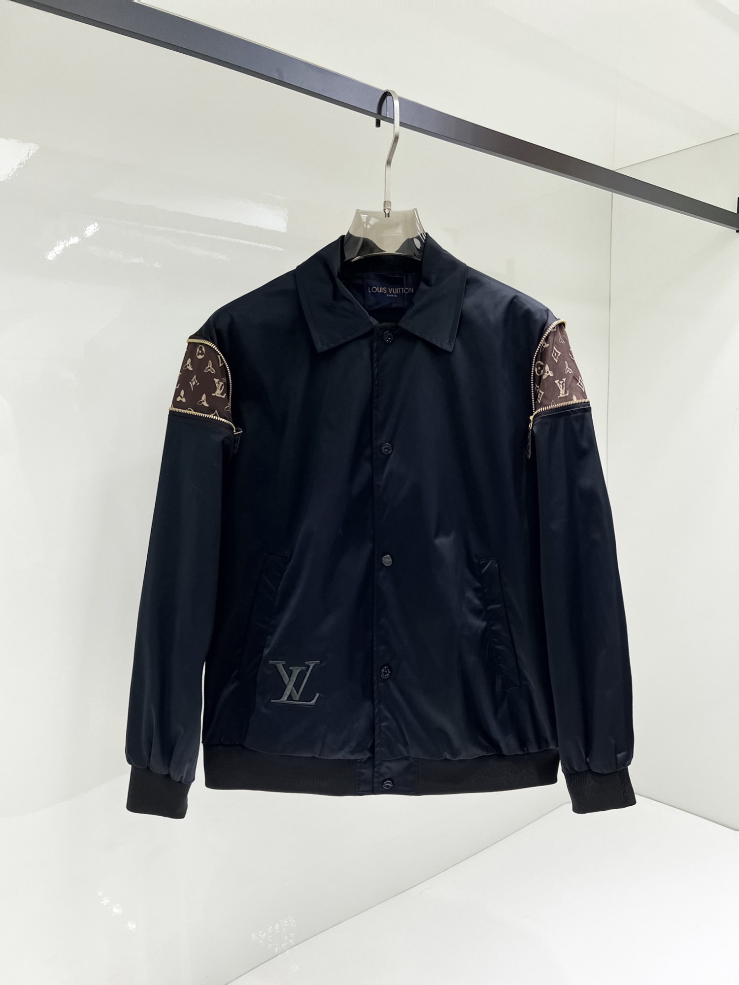 NO:131489,The same style on the official website of LV, complete three standards, and is released in advance. The new men's jacket in the spring of ss, the original three standards are complete and high-end version. Customized fabrics for counters. High breathability and comfort, impeccable details, brand elements design concept, reflecting high quality. The feel is delicate and soft. It presents casual cut, and the upper body style is superb. The number of sizes M~3XL, the maximum wear is 195 catties, louis vuitton, jackets & coats, jackets & coats, alexander wang19860909LV官网同款,三标齐全,提前发售 ss开春新款男士夹克外套,原单三标齐全高端版本 专柜定制面料 透气舒适度高,细节无可挑剔,品牌元素设计理念,体现高品质.手感细腻柔软 呈现休闲裁剪,上身版型超赞 码数M～3XL,最大穿195斤,,louis vuitton,jackets & coats,jackets & coats,alexander wang,Men's clothing