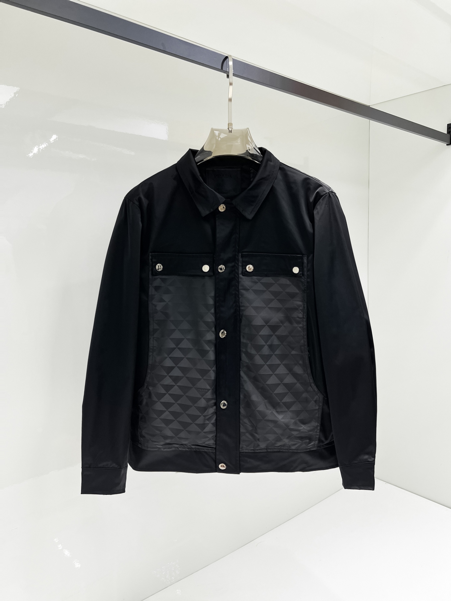 NO:131485,Prada's official website has the same style, complete three standards, and is released in advance. SS Spring New Men's Jacket Jacket, original three standards, full high-end version. Customized counter fabrics, breathable and comfortable, impeccable details, brand elements design concept, reflecting high quality. The feel is delicate and soft, presents casual cut, and the upper body style is superb. Number of sizes M~3XL, maximum wear 195 catties, prada, jackets & coats, jackets & coats, alexander wang19860909普拉达 官网同款,三标齐全,提前发售 ss开春新款男士夹克外套,原单三标齐全高端版本 专柜定制面料 透气舒适度高,细节无可挑剔,品牌元素设计理念,体现高品质.手感细腻柔软 呈现休闲裁剪,上身版型超赞 码数M～3XL,最大穿195斤,,prada,jackets & coats,jackets & coats,alexander wang,Men's clothing