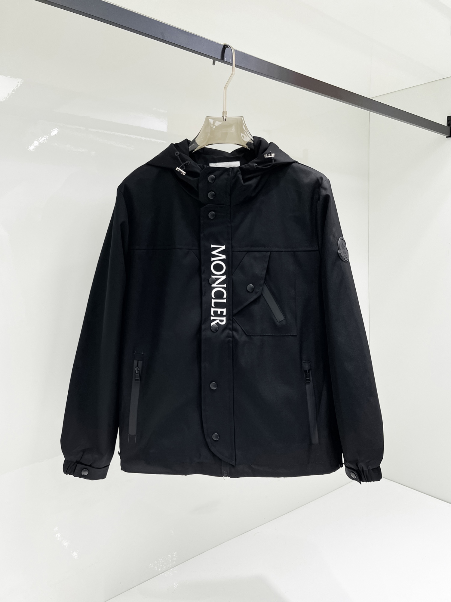 NO:131483,The same style on the official website, complete three standards, released in advance. SS Spring New Men's Jacket, original three standards, full high-end version. Customized counter fabrics, breathable and comfortable, impeccable details, brand elements design concept, reflect high quality. The feel is delicate and soft, presents casual cut, and the upper body style is superb. The number of sizes M~3XL, maximum wear 195 catties, Moncler, jackets & coats, jackets & coats, alexander wang19860909蒙口 官网同款,三标齐全,提前发售 ss开春新款男士夹克外套,原单三标齐全高端版本 专柜定制面料 透气舒适度高,细节无可挑剔,品牌元素设计理念,体现高品质.手感细腻柔软 呈现休闲裁剪,上身版型超赞 码数M～3XL,最大穿195斤,,Moncler,jackets & coats,jackets & coats,alexander wang,Men's clothing