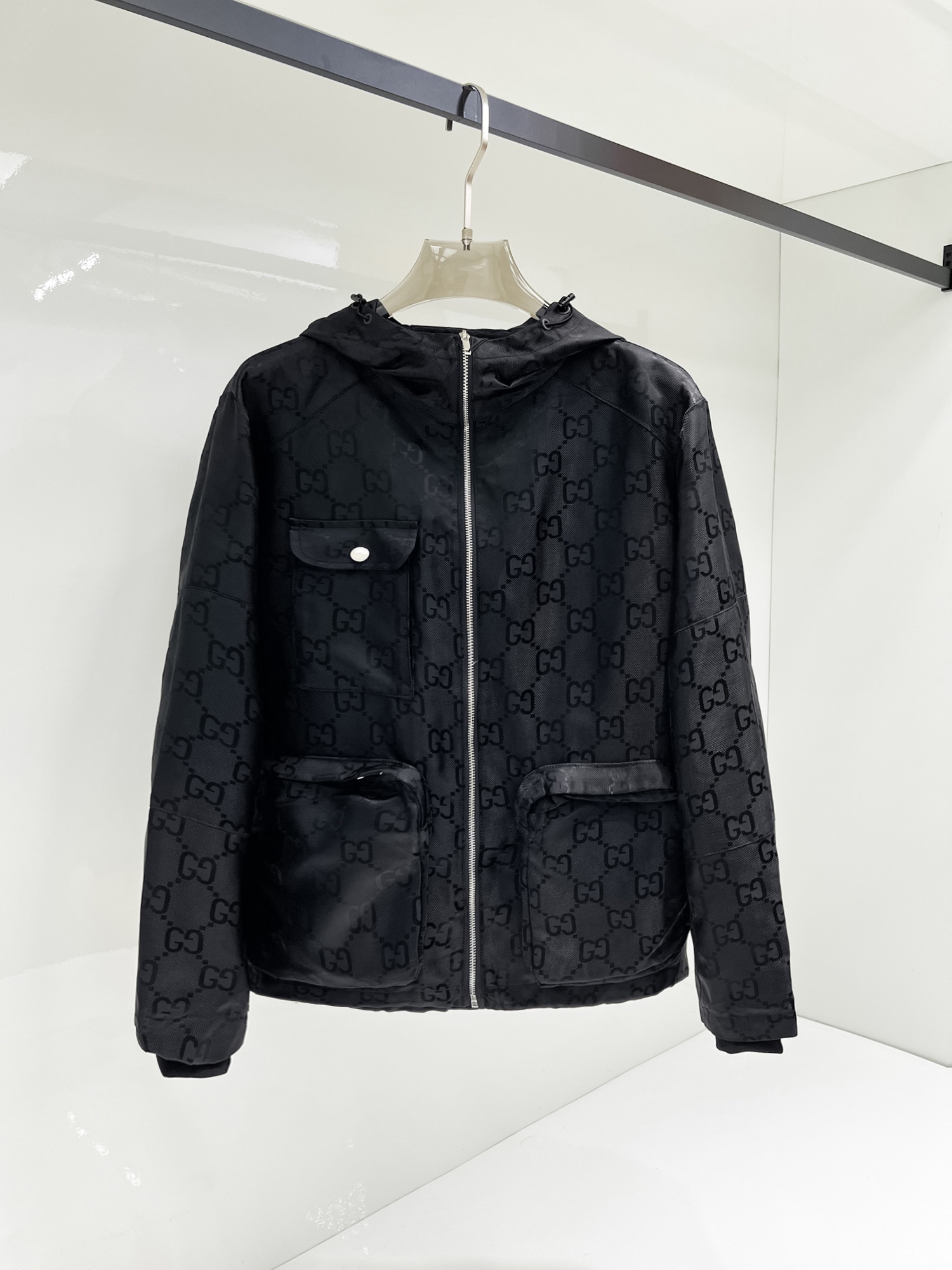 NO:131481,Guqi, the same style on the official website, complete three standards, released in advance. SS Spring New Men's Jacket, original three standards, full high-end version. Customized fabric for counter, breathable and comfortable, impeccable details, brand elements design concept, reflect high quality. The feel is delicate and soft, presents casual cut, and the upper body style is superb. Number of sizes M~3XL, maximum wear 195 kilograms, jackets & coats, jackets & coats, alexander wang19860909古奇 官网同款,三标齐全,提前发售 ss开春新款男士夹克外套,原单三标齐全高端版本 专柜定制面料 透气舒适度高,细节无可挑剔,品牌元素设计理念,体现高品质.手感细腻柔软 呈现休闲裁剪,上身版型超赞 码数M～3XL,最大穿195斤,,jackets & coats,jackets & coats,alexander wang,Men's clothing