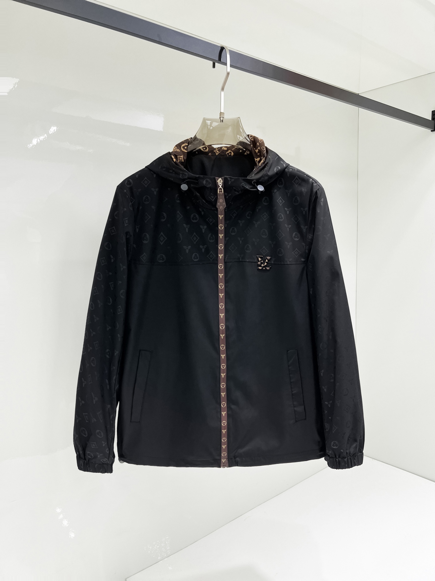 NO:131526,The same style on the official website, complete three standards, and is released in advance. The new men's jacket for the spring of ss, the original three standards are complete and high-end version. Customized fabrics for counters. High breathability and comfort, impeccable details, brand elements design concept, reflecting high quality. The feel is delicate and soft. It presents casual cut, and the upper body style is superb. The number of sizes M~3XL, the maximum wear is 195 catties, louis vuitton, jackets & coats, jackets & coats, alexander wang19860909LV 官网同款,三标齐全,提前发售 ss开春新款男士夹克外套,原单三标齐全高端版本 专柜定制面料 透气舒适度高,细节无可挑剔,品牌元素设计理念,体现高品质.手感细腻柔软 呈现休闲裁剪,上身版型超赞 码数M～3XL,最大穿195斤,,louis vuitton,jackets & coats,jackets & coats,alexander wang,Men's clothing