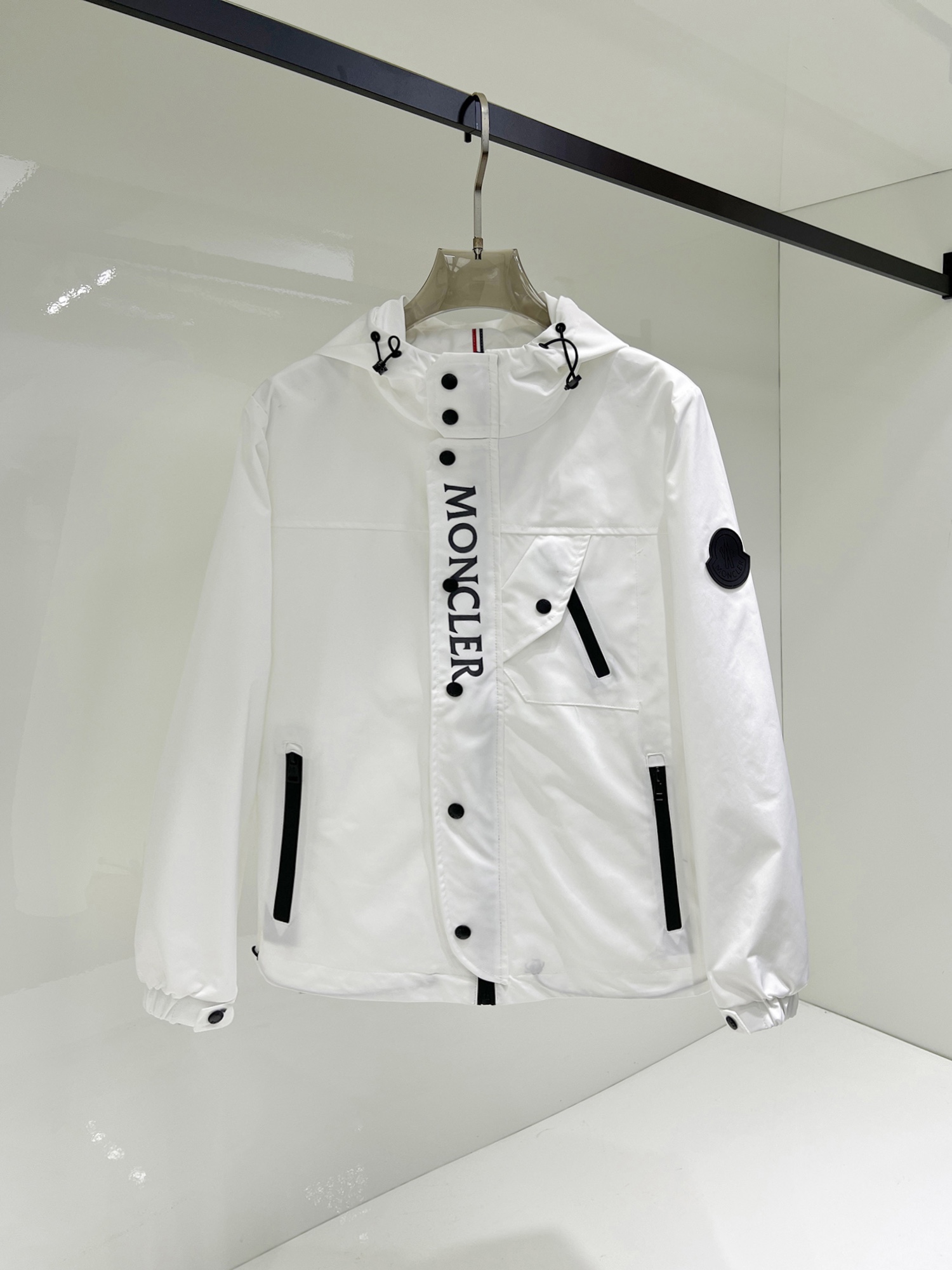 NO:131525,The same style on the official website, complete three standards, and is released in advance. The new men's jacket for the spring of ss, the original three standards are complete and high-end version. Customized fabrics for counters. High breathability and comfort, impeccable details, brand elements design concept, reflecting high quality. The feel is delicate and soft. It presents casual cut, and the upper body style is superb. The number of sizes M~3XL, the maximum wear is 195 catties, Moncler, jackets & coats, jackets & coats, alexander wang19860909蒙口 官网同款,三标齐全,提前发售 ss开春新款男士夹克外套,原单三标齐全高端版本 专柜定制面料 透气舒适度高,细节无可挑剔,品牌元素设计理念,体现高品质.手感细腻柔软 呈现休闲裁剪,上身版型超赞 码数M～3XL,最大穿195斤,,Moncler,jackets & coats,jackets & coats,alexander wang,Men's clothing