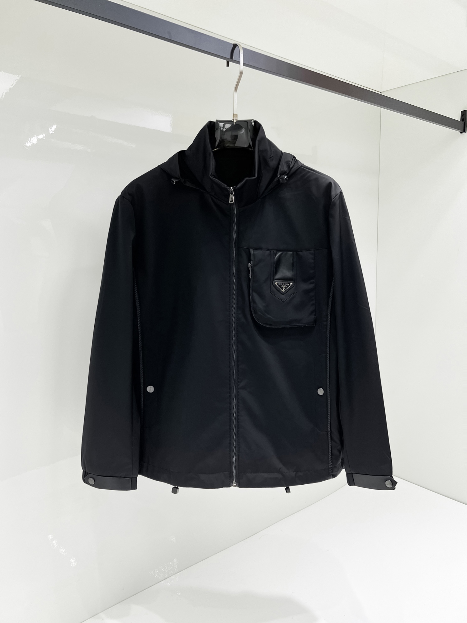 NO:131524,Prada's official website has the same style, complete three standards, and is released in advance. SS Spring New Men's Jacket Jacket, original three standards, full high-end version. Customized counter fabrics, breathable and comfortable, impeccable details, brand elements design concept, reflecting high quality. The feel is delicate and soft, presents casual cut, and the upper body style is superb. Number of sizes M~3XL, maximum wear 195 catties, prada, jackets & coats, jackets & coats, alexander wang19860909普拉达 官网同款,三标齐全,提前发售 ss开春新款男士夹克外套,原单三标齐全高端版本 专柜定制面料 透气舒适度高,细节无可挑剔,品牌元素设计理念,体现高品质.手感细腻柔软 呈现休闲裁剪,上身版型超赞 码数M～3XL,最大穿195斤,,prada,jackets & coats,jackets & coats,alexander wang,Men's clothing