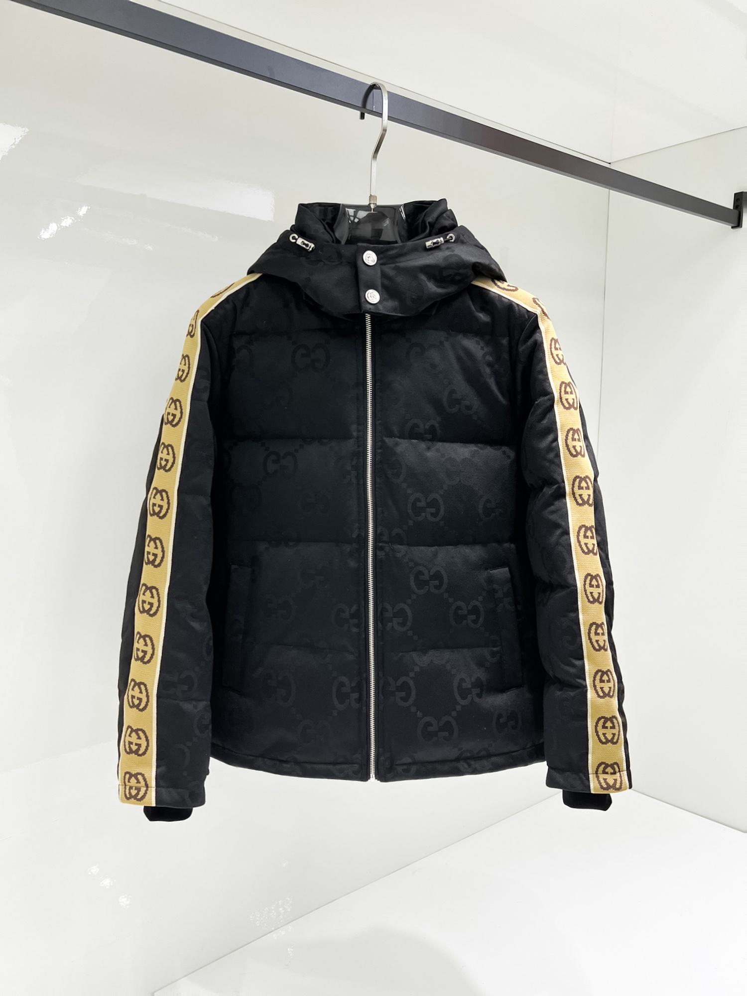 NO:731505,Support replacement after the year!  Gucci 2025ss new winter product, fashionable top down jacket, filled with imported down, the highest quality on the market, imported fabrics, the highest lining standards, never running down, accessories and hardware are all custom-made from the original factory, 10 years of focus on clothing production, ensuring the smoothness of each piece of clothing, the Rolls-Royce of the down jacket industry, sizes M-L-XL-2XL-3XL,, down jacket,19860909支持年后退换！ 古奇 2025ss冬季新品,时尚顶级羽绒服 填充进口羽绒朵,市面最高品质,进口面料,里布最高标准,绝不跑绒,辅料五金全部原厂定做,10年专注服装生产,保证每件衣服的平整性,羽绒服界的劳斯莱斯 尺码M-L-XL-2XL-3XL,,down jacket,,Men's clothing