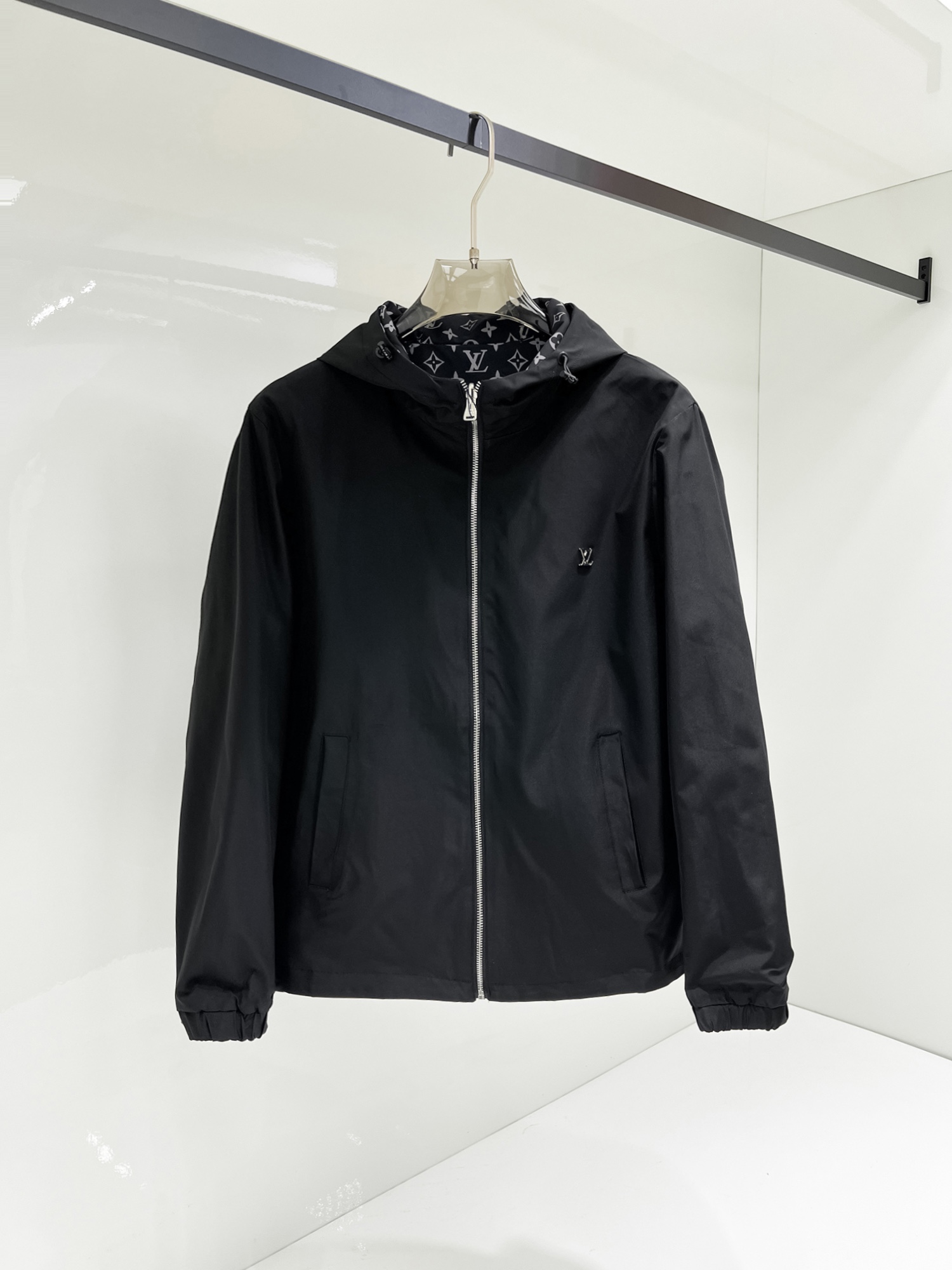 NO:131522,The same style on the official website, complete three standards, and is released in advance. The new men's double-sided jacket for the Spring Festival, the original three standards are complete and high-end version. Customized fabrics for counters, breathable and comfortable, impeccable details, brand elements design concept, reflecting high quality. The feel is delicate and soft, presenting casual cut, and the upper body style is excellent. The number of sizes M~3XL, the maximum wear is 195 kilograms, louis vuitton, jackets & coats, jackets & coats, alexander wang19860909LV 官网同款,三标齐全,提前发售 ss开春新款男士双面穿夹克外套,原单三标齐全高端版本 专柜定制面料 透气舒适度高,细节无可挑剔,品牌元素设计理念,体现高品质.手感细腻柔软 呈现休闲裁剪,上身版型超赞 码数M～3XL,最大穿195斤,,louis vuitton,jackets & coats,jackets & coats,alexander wang,Men's clothing