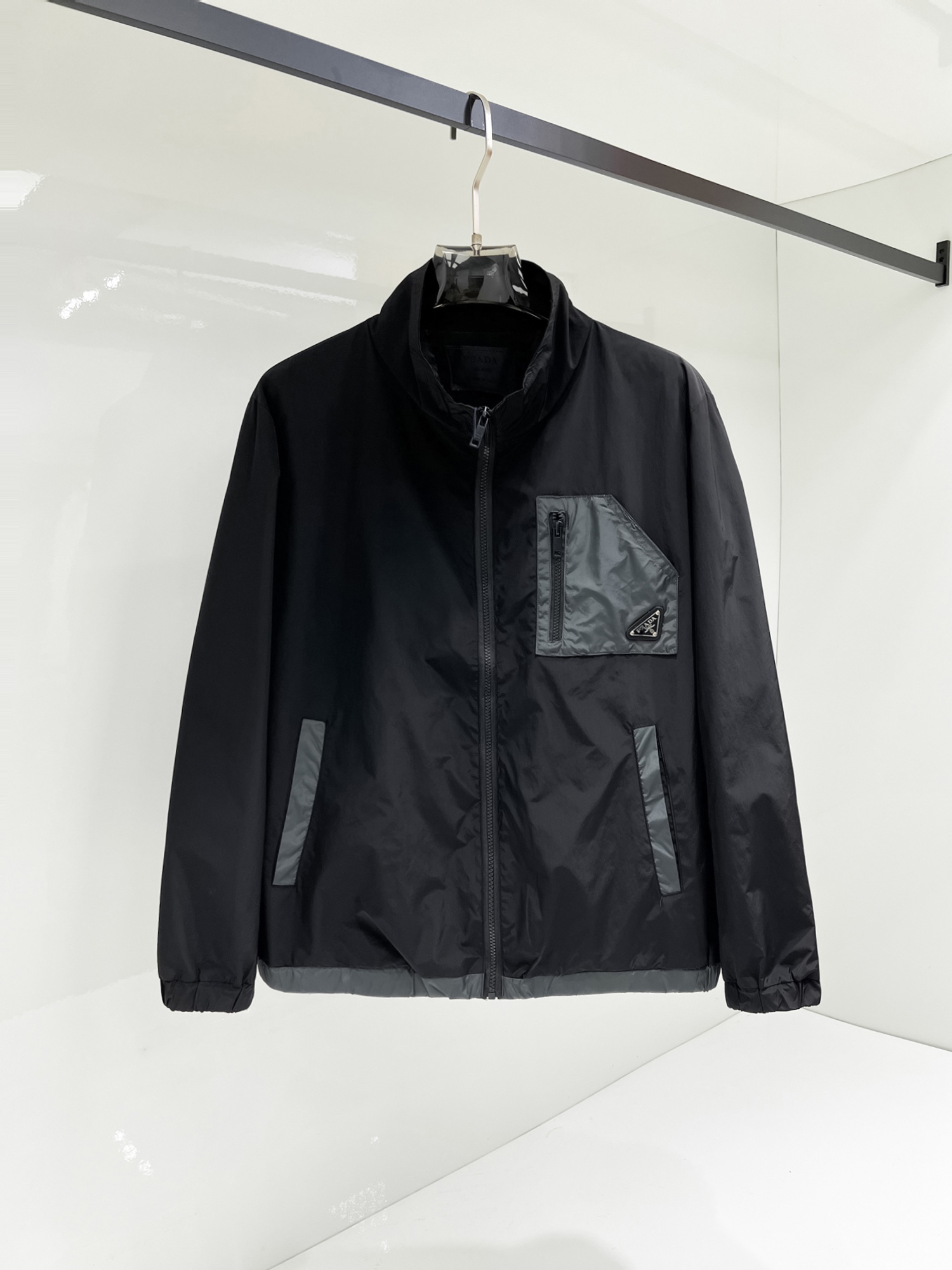 NO:131521,Prada's official website has the same style, complete three standards, and is released in advance. SS Spring New Men's Jacket Jacket, original three standards, full high-end version. Customized counter fabrics, breathable and comfortable, impeccable details, brand elements design concept, reflecting high quality. The feel is delicate and soft, presents casual cut, and the upper body style is superb. Number of sizes M~3XL, maximum wear 195 catties, prada, jackets & coats, jackets & coats, alexander wang19860909普拉达 官网同款,三标齐全,提前发售 ss开春新款男士夹克外套,原单三标齐全高端版本 专柜定制面料 透气舒适度高,细节无可挑剔,品牌元素设计理念,体现高品质.手感细腻柔软 呈现休闲裁剪,上身版型超赞 码数M～3XL,最大穿195斤,,prada,jackets & coats,jackets & coats,alexander wang,Men's clothing