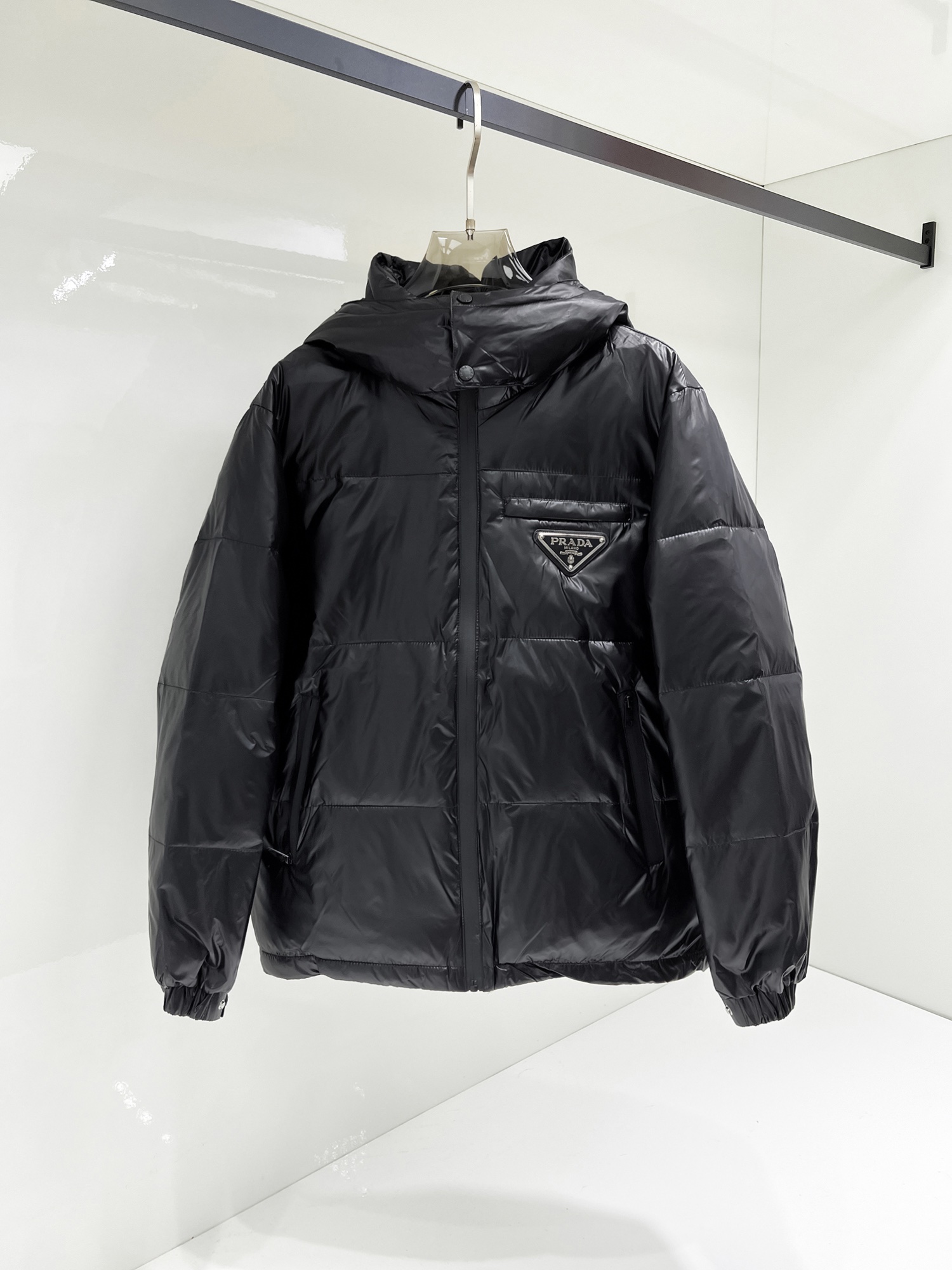 NO:731479,Support replacement after the year!  Prada 2025ss new winter product, fashionable top down jacket, filled with imported down, the highest quality on the market, imported fabrics, the highest lining standards, no down, all accessories and hardware are custom-made from the original factory, 10 years of focus on clothing production, ensuring the smoothness of each piece of clothing, the Rolls-Royce of the down jacket industry, sizes M-L-XL-2XL-3XL,, prada, down jacket,19860909支持年后退换！ 普拉达 2025ss冬季新品,时尚顶级羽绒服 填充进口羽绒朵,市面最高品质,进口面料,里布最高标准,绝不跑绒,辅料五金全部原厂定做,10年专注服装生产,保证每件衣服的平整性,羽绒服界的劳斯莱斯 尺码M-L-XL-2XL-3XL,,prada,down jacket,,Men's clothing