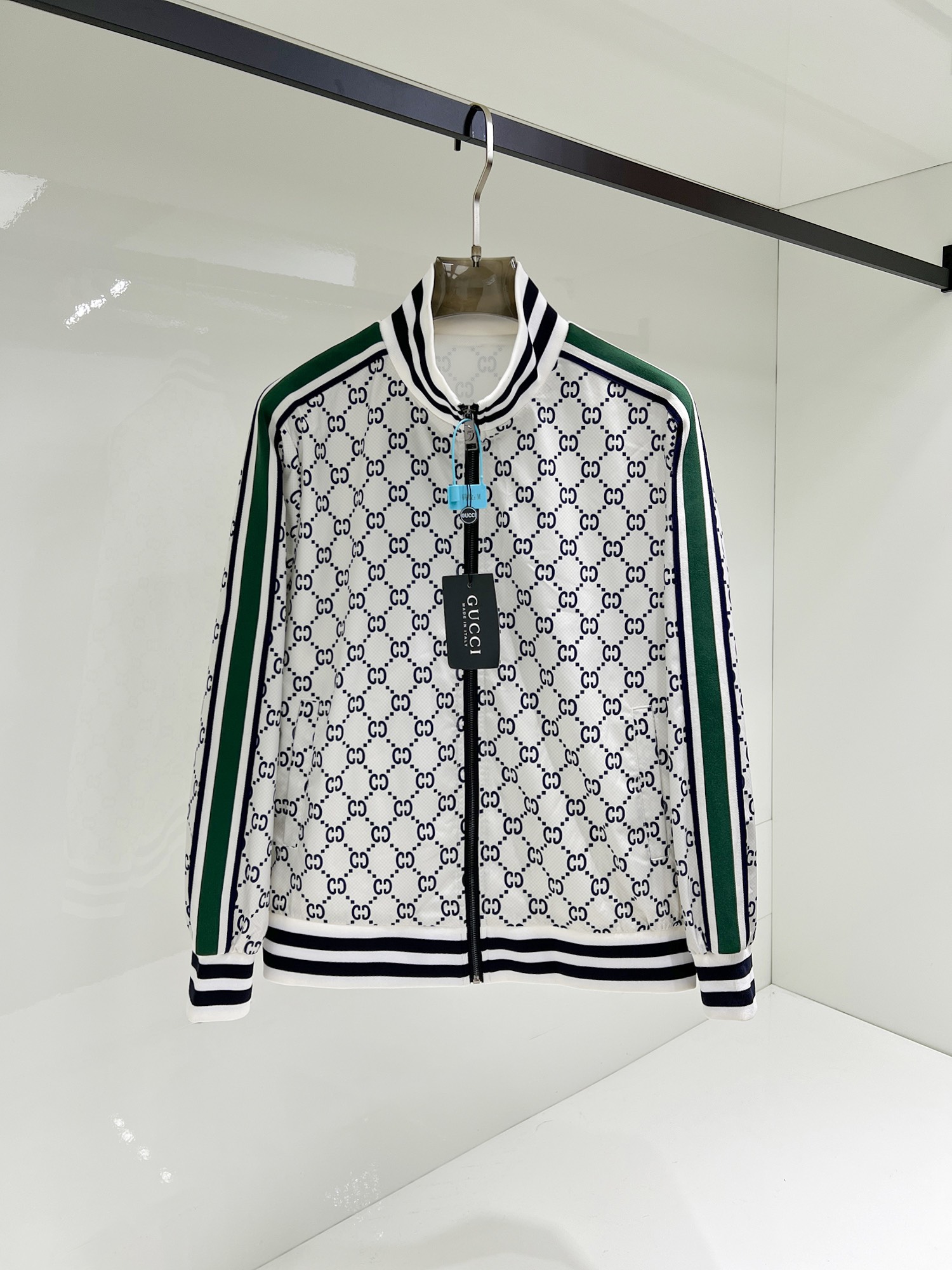 NO:131520,Guqi, the same style on the official website, complete three standards, released in advance. SS Spring New Men's Jacket, original three standards, full high-end version. Customized fabric for counter, breathable and comfortable, impeccable details, brand elements design concept, reflect high quality. The feel is delicate and soft, presents casual cut, and the upper body style is superb. Number of sizes M~3XL, maximum wear 195 kilograms, jackets & coats, jackets & coats, alexander wang19860909古奇 官网同款,三标齐全,提前发售 ss开春新款男士夹克外套,原单三标齐全高端版本 专柜定制面料 透气舒适度高,细节无可挑剔,品牌元素设计理念,体现高品质.手感细腻柔软 呈现休闲裁剪,上身版型超赞 码数M～3XL,最大穿195斤,,jackets & coats,jackets & coats,alexander wang,Men's clothing