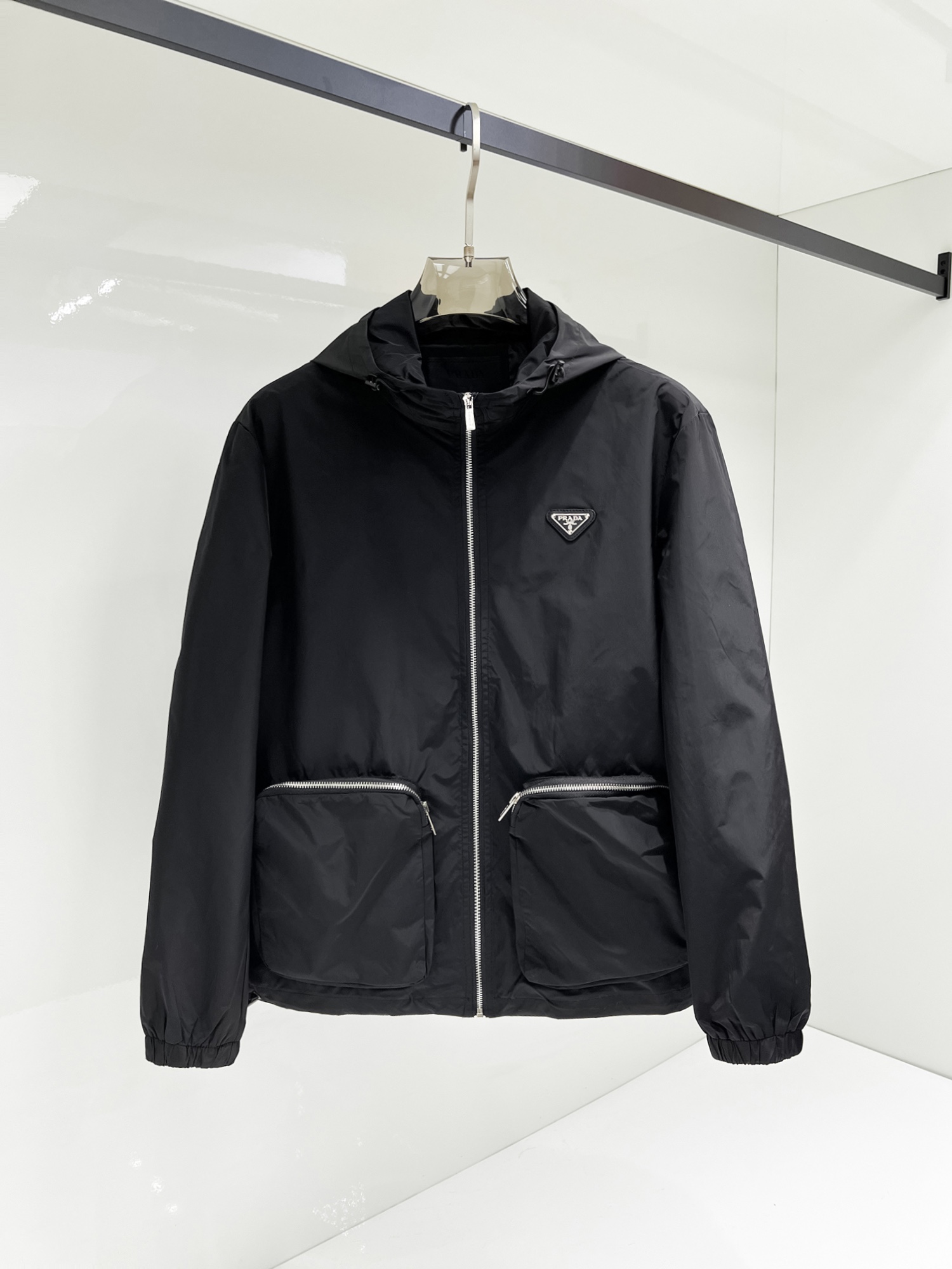 NO:131517,Prada's official website has the same style, complete three standards, and is released in advance. SS Spring New Men's Jacket Jacket, original three standards, full high-end version. Customized counter fabrics, breathable and comfortable, impeccable details, brand elements design concept, reflecting high quality. The feel is delicate and soft, presents casual cut, and the upper body style is superb. Number of sizes M~3XL, maximum wear 195 catties, prada, jackets & coats, jackets & coats, alexander wang19860909普拉达 官网同款,三标齐全,提前发售 ss开春新款男士夹克外套,原单三标齐全高端版本 专柜定制面料 透气舒适度高,细节无可挑剔,品牌元素设计理念,体现高品质.手感细腻柔软 呈现休闲裁剪,上身版型超赞 码数M～3XL,最大穿195斤,,prada,jackets & coats,jackets & coats,alexander wang,Men's clothing