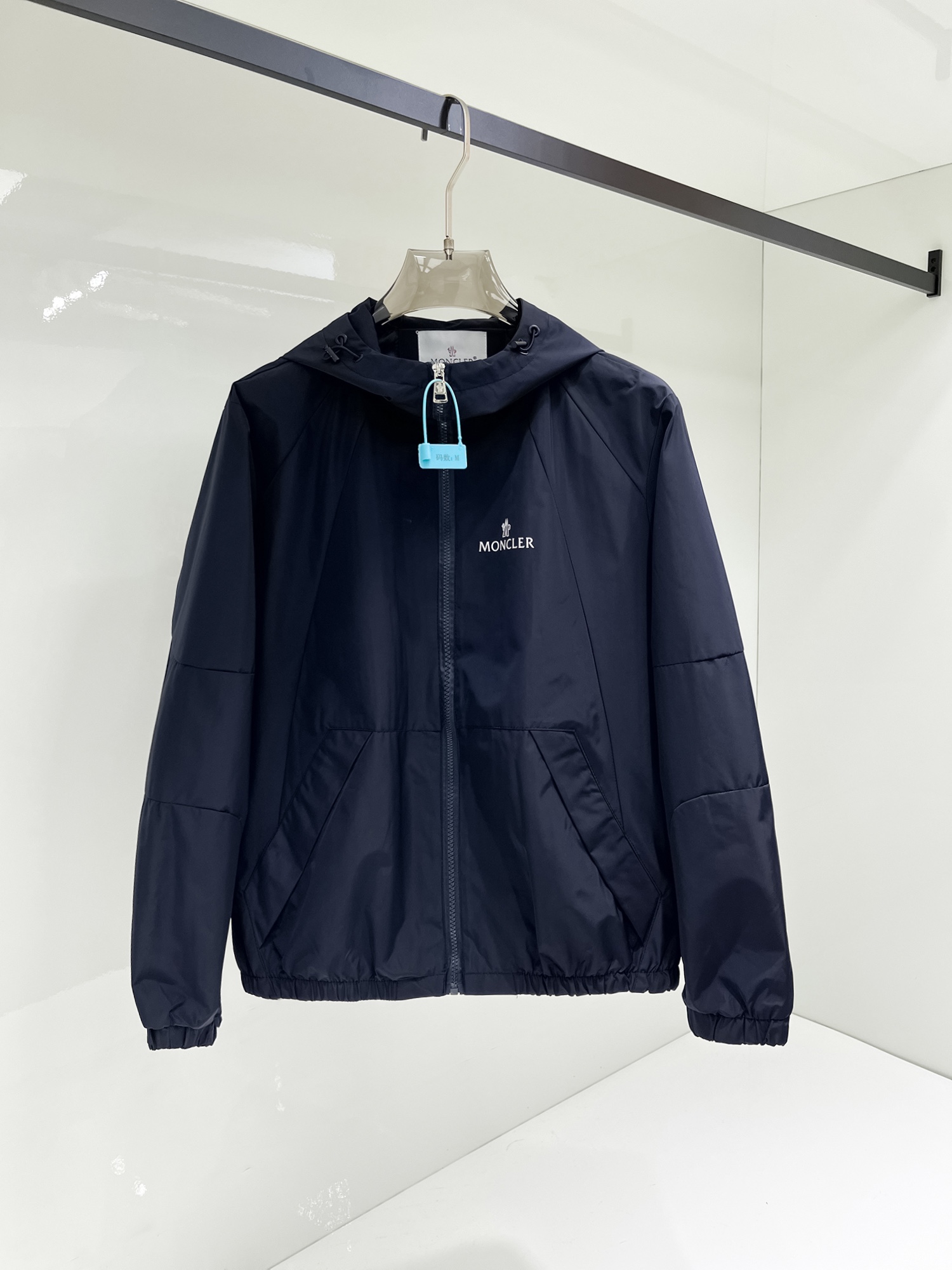 NO:131494,The same style on the official website, complete three standards, released in advance. SS Spring New Men's Jacket, original three standards, full high-end version. Customized counter fabrics, breathable and comfortable, impeccable details, brand elements design concept, reflect high quality. The feel is delicate and soft, presents casual cut, and the upper body style is superb. The number of sizes M~3XL, maximum wear 195 catties, Moncler, jackets & coats, jackets & coats, alexander wang19860909蒙口 官网同款,三标齐全,提前发售 ss开春新款男士夹克外套,原单三标齐全高端版本 专柜定制面料 透气舒适度高,细节无可挑剔,品牌元素设计理念,体现高品质.手感细腻柔软 呈现休闲裁剪,上身版型超赞 码数M～3XL,最大穿195斤,,Moncler,jackets & coats,jackets & coats,alexander wang,Men's clothing