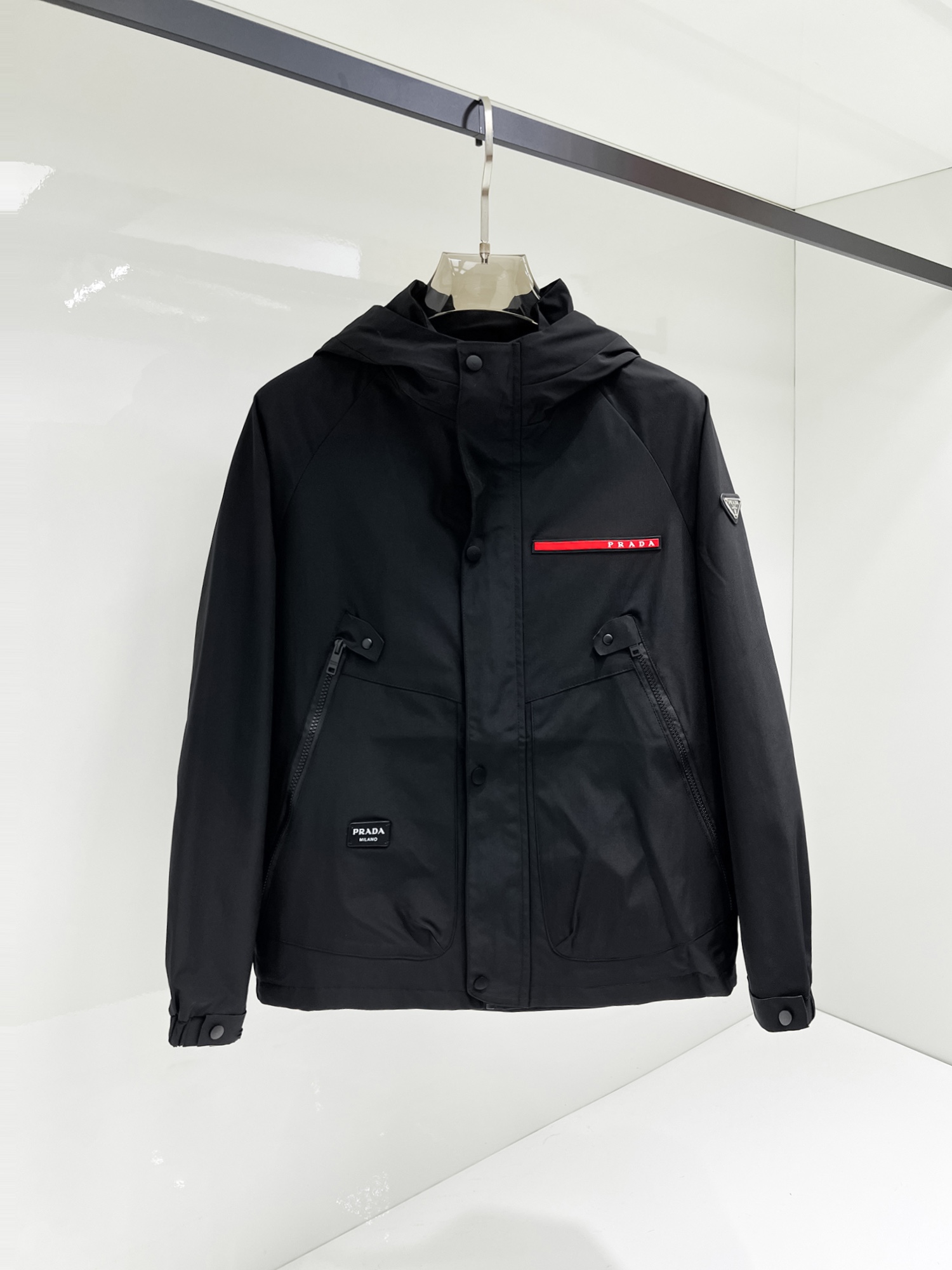 NO:131492,Prada's official website has the same style, complete three standards, and is released in advance. SS Spring New Men's Jacket Jacket, original three standards, full high-end version. Customized counter fabrics, breathable and comfortable, impeccable details, brand elements design concept, reflecting high quality. The feel is delicate and soft, presents casual cut, and the upper body style is superb. Number of sizes M~3XL, maximum wear 195 catties, prada, jackets & coats, jackets & coats, alexander wang19860909普拉达 官网同款,三标齐全,提前发售 ss开春新款男士夹克外套,原单三标齐全高端版本 专柜定制面料 透气舒适度高,细节无可挑剔,品牌元素设计理念,体现高品质.手感细腻柔软 呈现休闲裁剪,上身版型超赞 码数M～3XL,最大穿195斤,,prada,jackets & coats,jackets & coats,alexander wang,Men's clothing