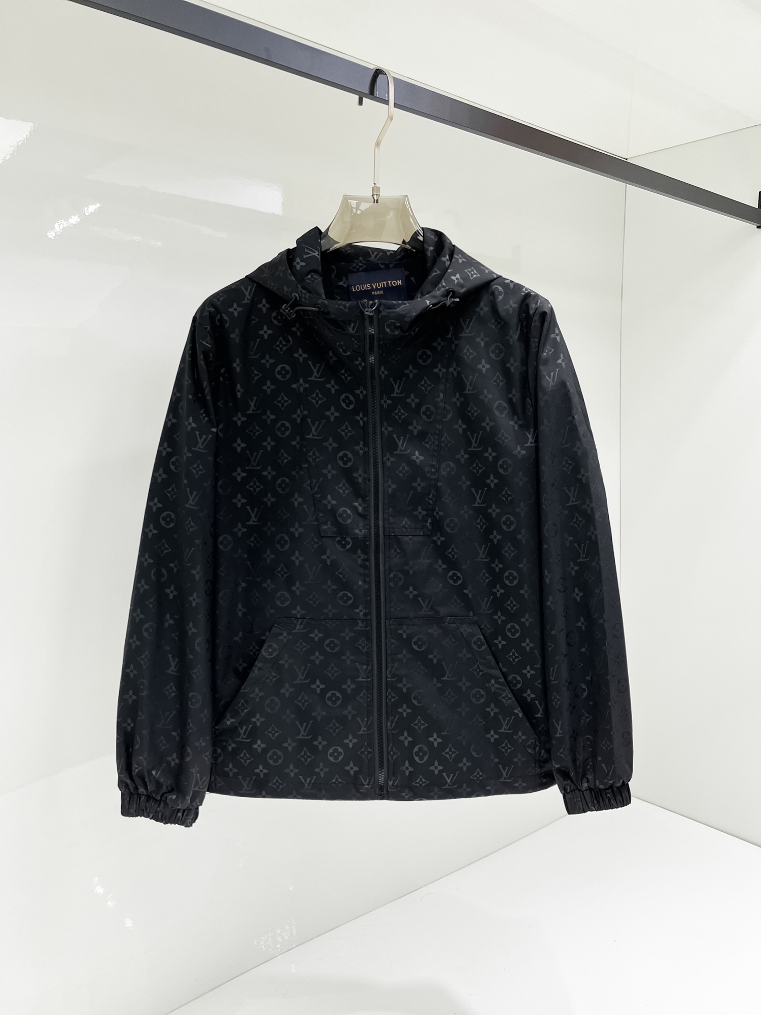 NO:131486,The same style on the official website, complete three standards, and is released in advance. The new men's jacket for the spring of ss, the original three standards are complete and high-end version. Customized fabrics for counters. High breathability and comfort, impeccable details, brand elements design concept, reflecting high quality. The feel is delicate and soft. It presents casual cut, and the upper body style is superb. The number of sizes M~3XL, the maximum wear is 195 catties, louis vuitton, jackets & coats, jackets & coats, alexander wang19860909LV 官网同款,三标齐全,提前发售 ss开春新款男士夹克外套,原单三标齐全高端版本 专柜定制面料 透气舒适度高,细节无可挑剔,品牌元素设计理念,体现高品质.手感细腻柔软 呈现休闲裁剪,上身版型超赞 码数M～3XL,最大穿195斤,,louis vuitton,jackets & coats,jackets & coats,alexander wang,Men's clothing