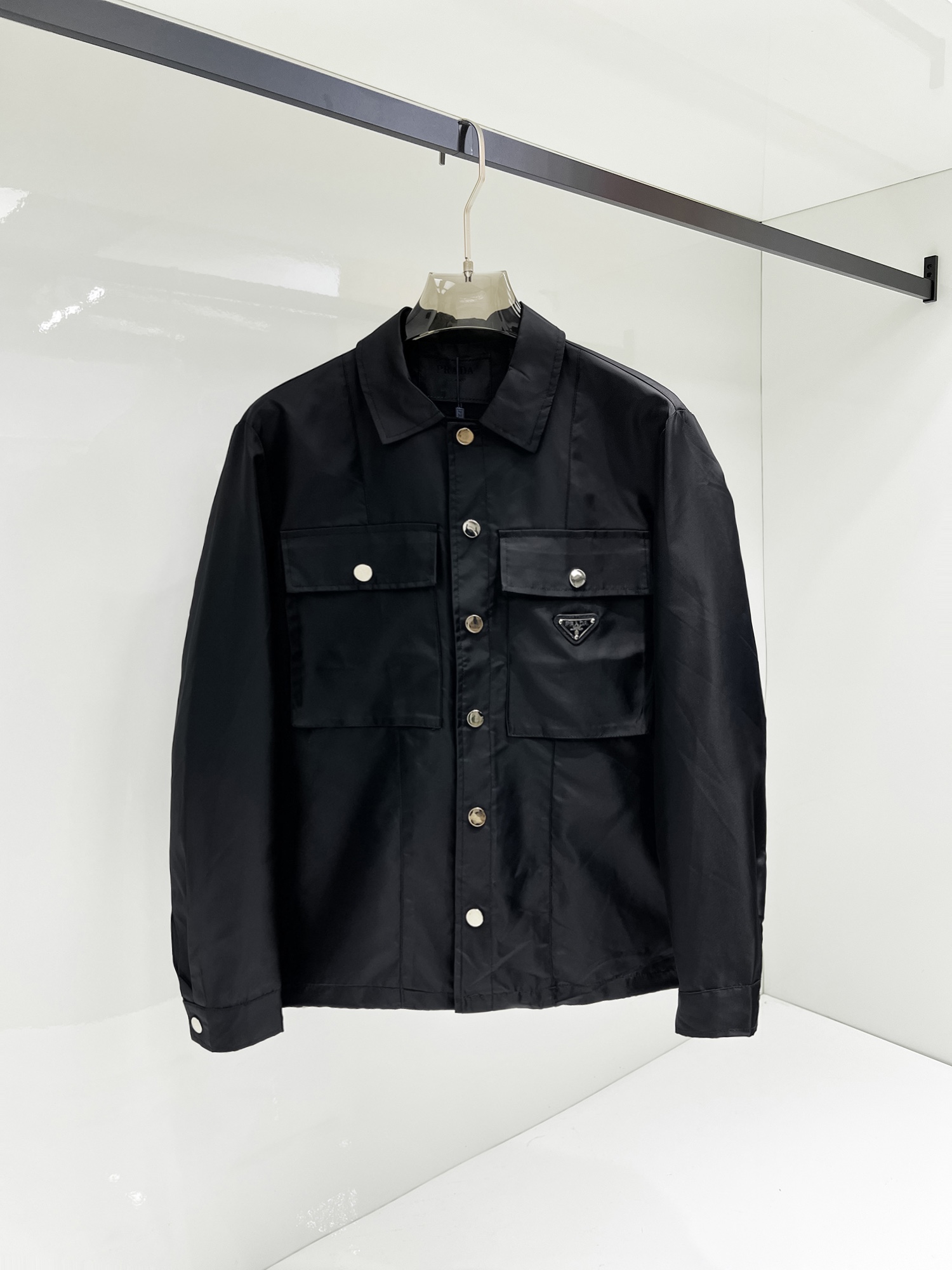 NO:131484,Prada's official website has the same style, complete three standards, and is released in advance. SS Spring New Men's Jacket Jacket, original three standards, full high-end version. Customized counter fabrics, breathable and comfortable, impeccable details, brand elements design concept, reflecting high quality. The feel is delicate and soft, presents casual cut, and the upper body style is superb. Number of sizes M~3XL, maximum wear 195 catties, prada, jackets & coats, jackets & coats, alexander wang19860909普拉达 官网同款,三标齐全,提前发售 ss开春新款男士夹克外套,原单三标齐全高端版本 专柜定制面料 透气舒适度高,细节无可挑剔,品牌元素设计理念,体现高品质.手感细腻柔软 呈现休闲裁剪,上身版型超赞 码数M～3XL,最大穿195斤,,prada,jackets & coats,jackets & coats,alexander wang,Men's clothing