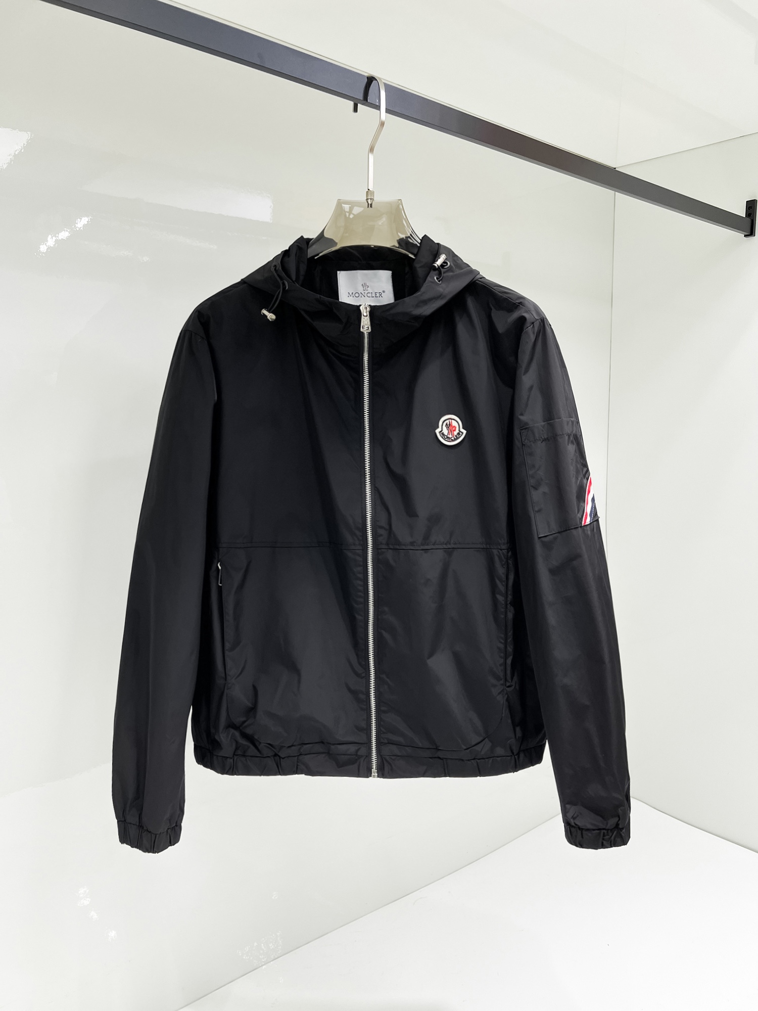 NO:131482,The same style on the official website, complete three standards, and is released in advance. The new men's jacket for the spring of ss, the original three standards are complete and high-end version. Customized fabrics for counters. High breathability and comfort, impeccable details, brand elements design concept, reflecting high quality. The feel is delicate and soft. It presents casual cut, and the upper body style is superb. The number of sizes M~3XL, the maximum wear is 195 catties, Moncler, jackets & coats, jackets & coats, alexander wang19860909蒙口 官网同款,三标齐全,提前发售 ss开春新款男士夹克外套,原单三标齐全高端版本 专柜定制面料 透气舒适度高,细节无可挑剔,品牌元素设计理念,体现高品质.手感细腻柔软 呈现休闲裁剪,上身版型超赞 码数M～3XL,最大穿195斤,,Moncler,jackets & coats,jackets & coats,alexander wang,Men's clothing