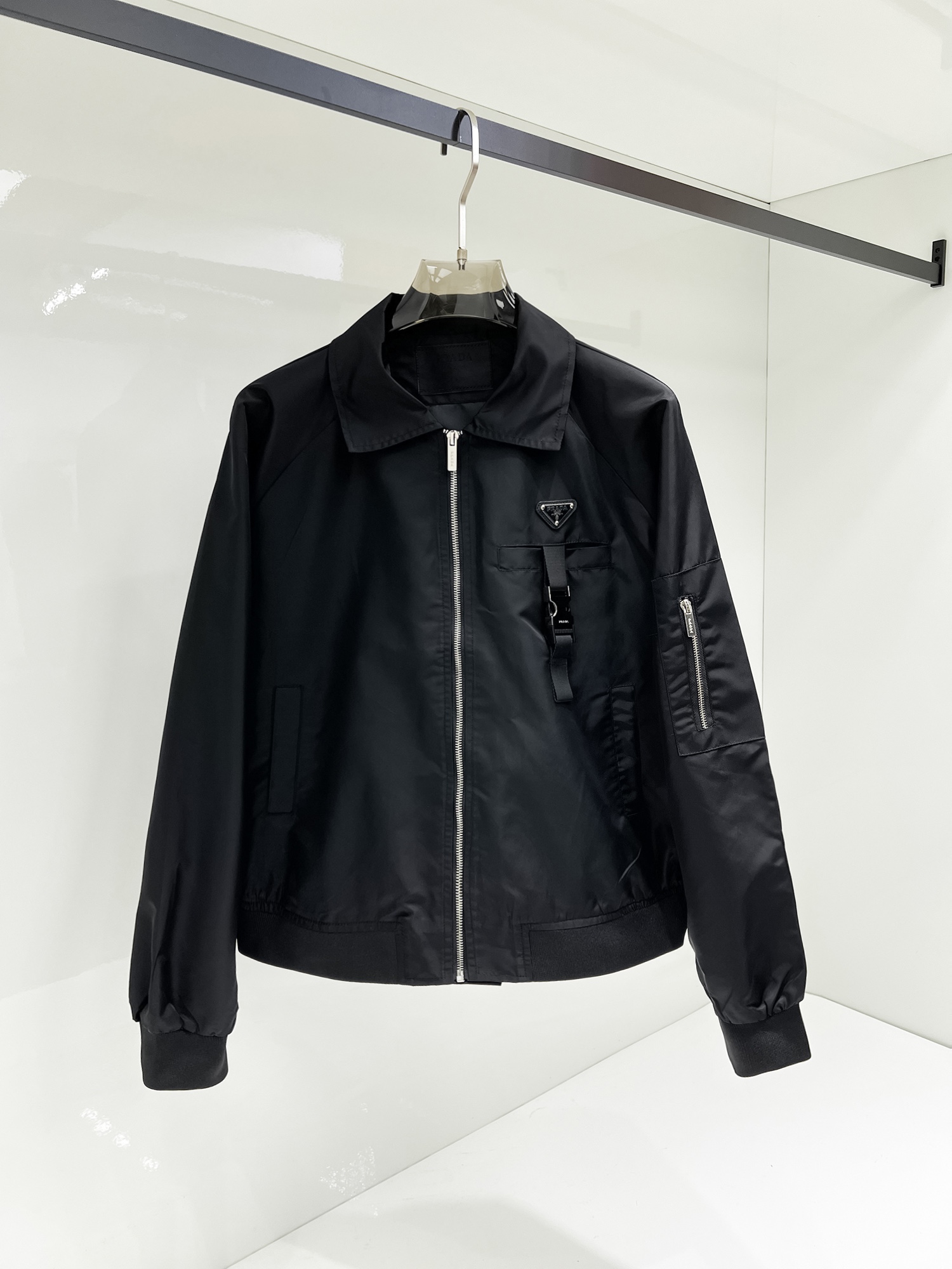 NO:131480,Prada's official website has the same style, complete three standards, and is released in advance. SS Spring New Men's Jacket Jacket, original three standards, full high-end version. Customized counter fabrics, breathable and comfortable, impeccable details, brand elements design concept, reflecting high quality. The feel is delicate and soft, presents casual cut, and the upper body style is superb. Number of sizes M~3XL, maximum wear 195 catties, prada, jackets & coats, jackets & coats, alexander wang19860909普拉达 官网同款,三标齐全,提前发售 ss开春新款男士夹克外套,原单三标齐全高端版本 专柜定制面料 透气舒适度高,细节无可挑剔,品牌元素设计理念,体现高品质.手感细腻柔软 呈现休闲裁剪,上身版型超赞 码数M～3XL,最大穿195斤,,prada,jackets & coats,jackets & coats,alexander wang,Men's clothing