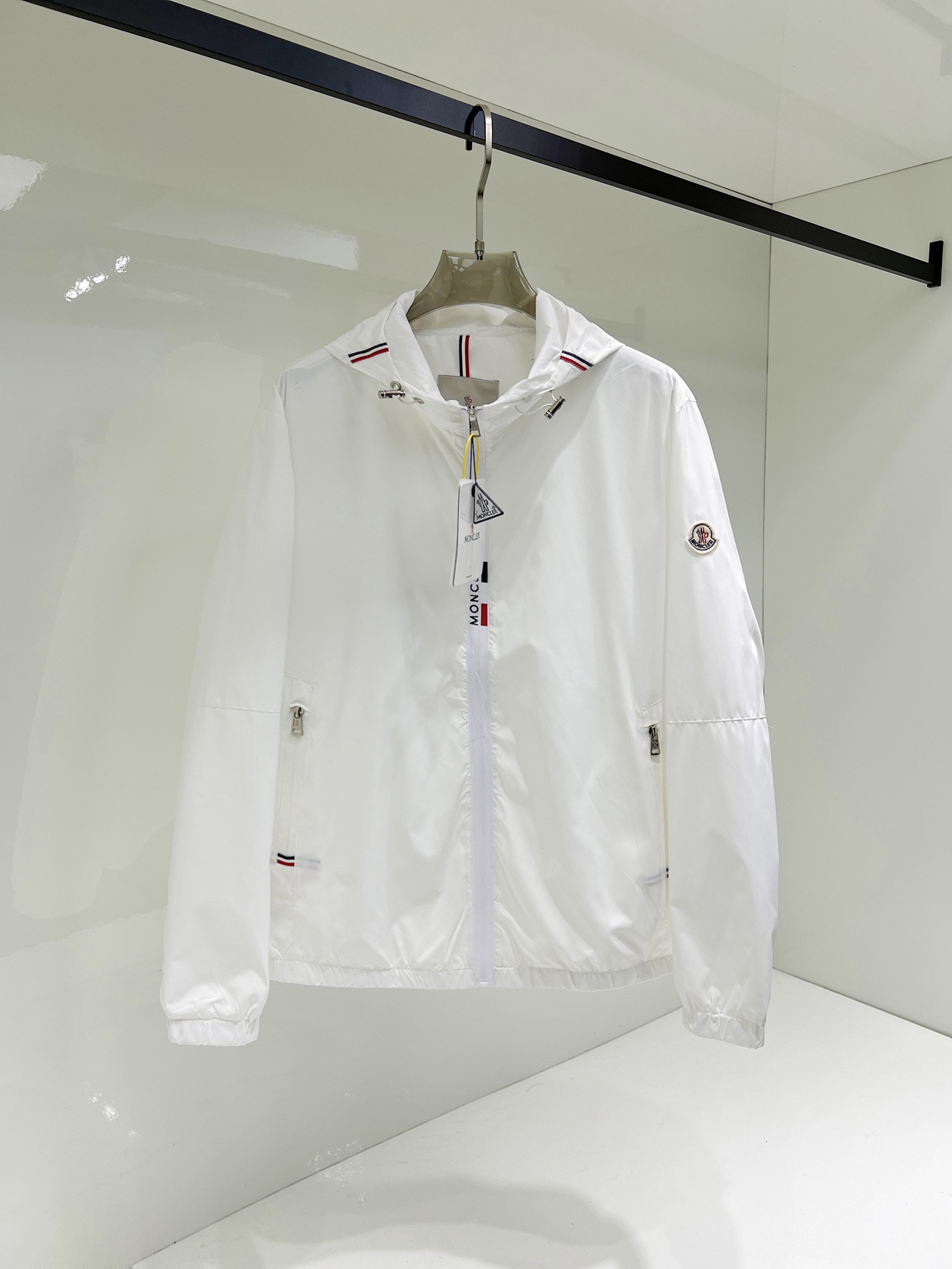 NO:131478,The same style on the official website, complete three standards, and is released in advance. The new men's jacket for the spring of ss, the original three standards are complete and high-end version. Customized fabrics for counters. High breathability and comfort, impeccable details, brand elements design concept, reflecting high quality. The feel is delicate and soft. It presents casual cut, and the upper body style is superb. The number of sizes M~3XL, the maximum wear is 195 catties, Moncler, jackets & coats, jackets & coats, alexander wang19860909蒙口 官网同款,三标齐全,提前发售 ss开春新款男士夹克外套,原单三标齐全高端版本 专柜定制面料 透气舒适度高,细节无可挑剔,品牌元素设计理念,体现高品质.手感细腻柔软 呈现休闲裁剪,上身版型超赞 码数M～3XL,最大穿195斤,,Moncler,jackets & coats,jackets & coats,alexander wang,Men's clothing