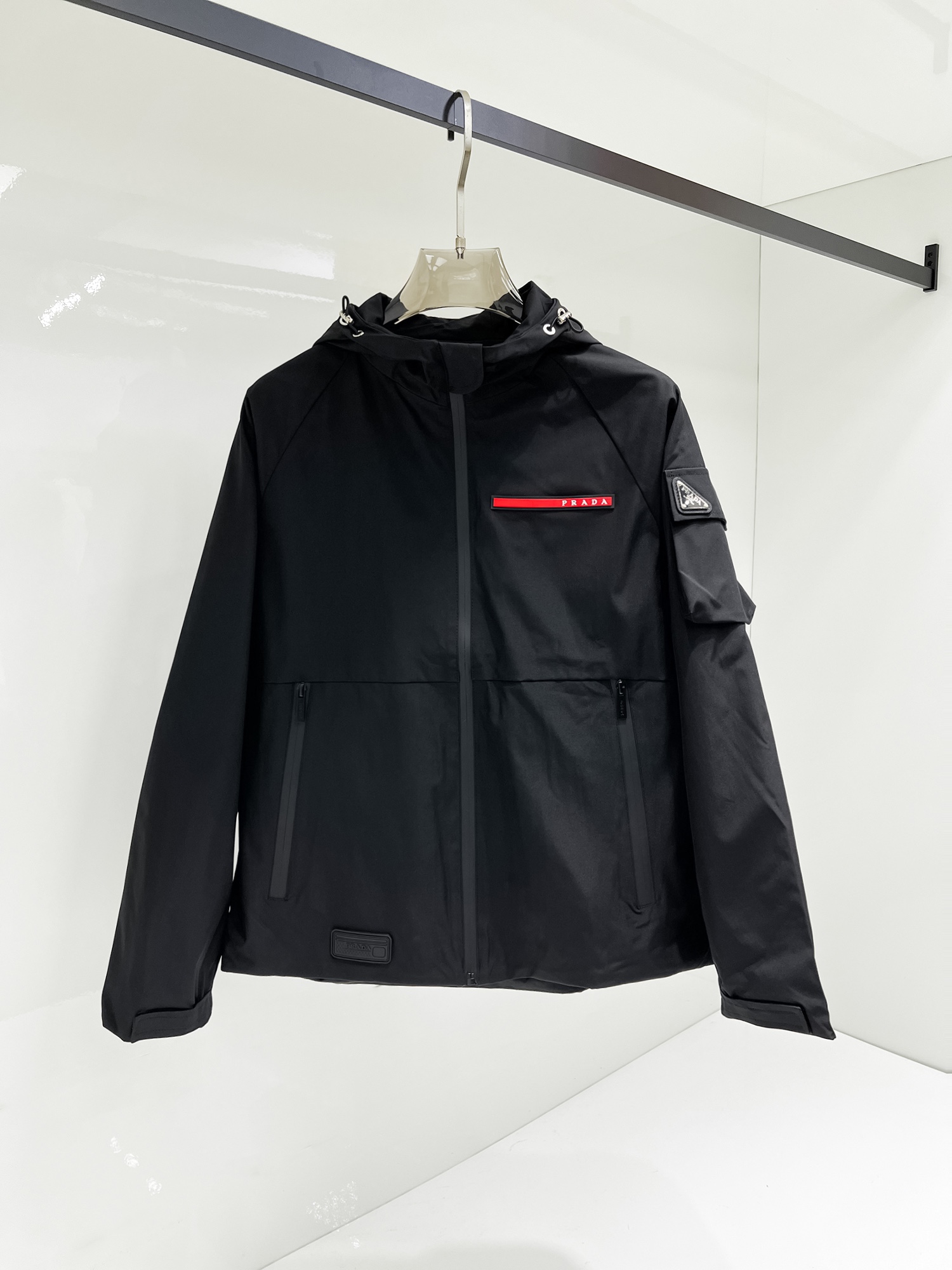 NO:131477,Prada's official website has the same style, complete three standards, and is released in advance. SS Spring New Men's Jacket Jacket, original three standards, full high-end version. Customized counter fabrics, breathable and comfortable, impeccable details, brand elements design concept, reflecting high quality. The feel is delicate and soft, presents casual cut, and the upper body style is superb. Number of sizes M~3XL, maximum wear 195 catties, prada, jackets & coats, jackets & coats, alexander wang19860909普拉达 官网同款,三标齐全,提前发售 ss开春新款男士夹克外套,原单三标齐全高端版本 专柜定制面料 透气舒适度高,细节无可挑剔,品牌元素设计理念,体现高品质.手感细腻柔软 呈现休闲裁剪,上身版型超赞 码数M～3XL,最大穿195斤,,prada,jackets & coats,jackets & coats,alexander wang,Men's clothing