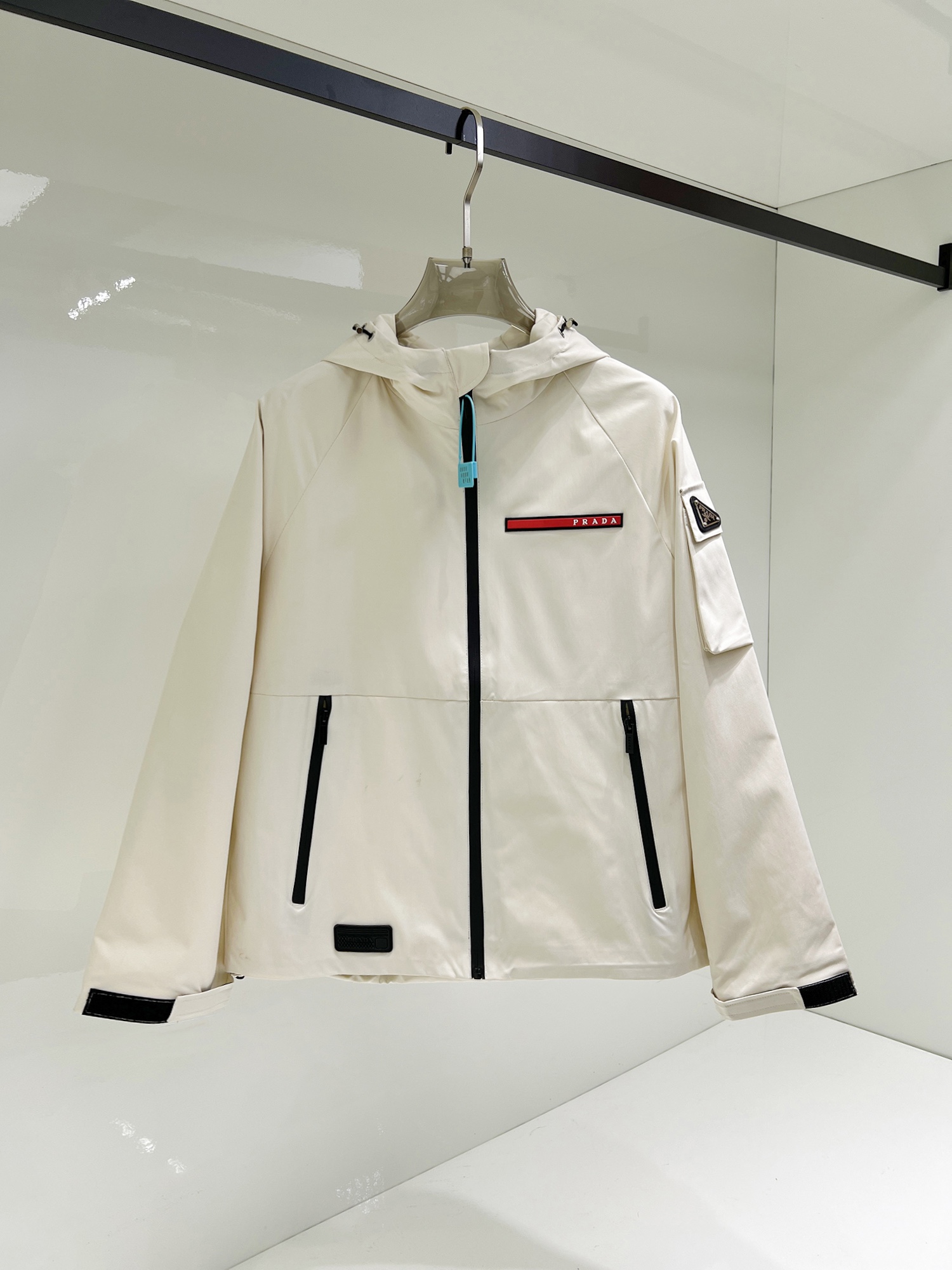 NO:131475,Prada's official website has the same style, complete three standards, and is released in advance. SS Spring New Men's Jacket Jacket, original three standards, full high-end version. Customized counter fabrics, breathable and comfortable, impeccable details, brand elements design concept, reflecting high quality. The feel is delicate and soft, presents casual cut, and the upper body style is superb. Number of sizes M~3XL, maximum wear 195 catties, prada, jackets & coats, jackets & coats, alexander wang19860909普拉达 官网同款,三标齐全,提前发售 ss开春新款男士夹克外套,原单三标齐全高端版本 专柜定制面料 透气舒适度高,细节无可挑剔,品牌元素设计理念,体现高品质.手感细腻柔软 呈现休闲裁剪,上身版型超赞 码数M～3XL,最大穿195斤,,prada,jackets & coats,jackets & coats,alexander wang,Men's clothing