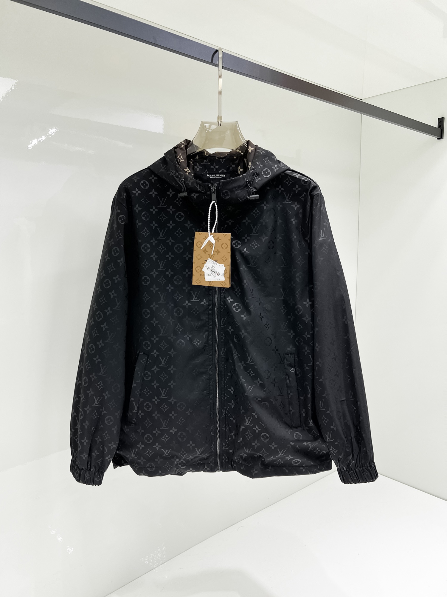 NO:131473,The same style on the official website, complete three standards, and is released in advance. The new men's jacket for the spring of ss, the original three standards are complete and high-end version. Customized fabrics for counters. High breathability and comfort, impeccable details, brand elements design concept, reflecting high quality. The feel is delicate and soft. It presents casual cut, and the upper body style is superb. The number of sizes M~3XL, the maximum wear is 195 catties, louis vuitton, jackets & coats, jackets & coats, alexander wang19860909LV 官网同款,三标齐全,提前发售 ss开春新款男士夹克外套,原单三标齐全高端版本 专柜定制面料 透气舒适度高,细节无可挑剔,品牌元素设计理念,体现高品质.手感细腻柔软 呈现休闲裁剪,上身版型超赞 码数M～3XL,最大穿195斤,,louis vuitton,jackets & coats,jackets & coats,alexander wang,Men's clothing