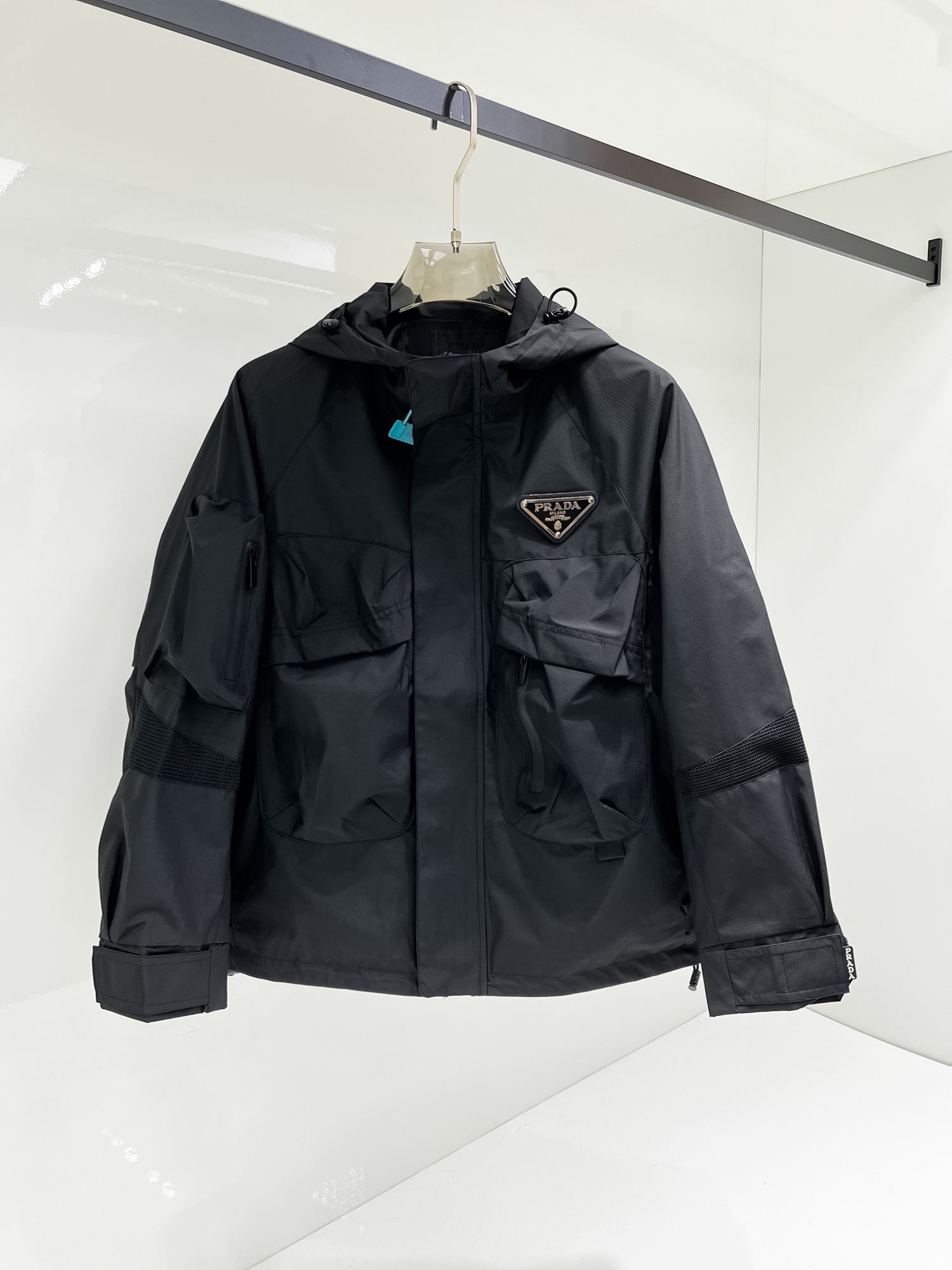 NO:131471,Prada's official website has the same style, complete three standards, and is released in advance. SS Spring New Men's Jacket Jacket, original three standards, full high-end version. Customized counter fabrics, breathable and comfortable, impeccable details, brand elements design concept, reflecting high quality. The feel is delicate and soft, presents casual cut, and the upper body style is superb. Number of sizes M~3XL, maximum wear 195 catties, prada, jackets & coats, jackets & coats, alexander wang19860909普拉达 官网同款,三标齐全,提前发售 ss开春新款男士夹克外套,原单三标齐全高端版本 专柜定制面料 透气舒适度高,细节无可挑剔,品牌元素设计理念,体现高品质.手感细腻柔软 呈现休闲裁剪,上身版型超赞 码数M～3XL,最大穿195斤,,prada,jackets & coats,jackets & coats,alexander wang,Men's clothing