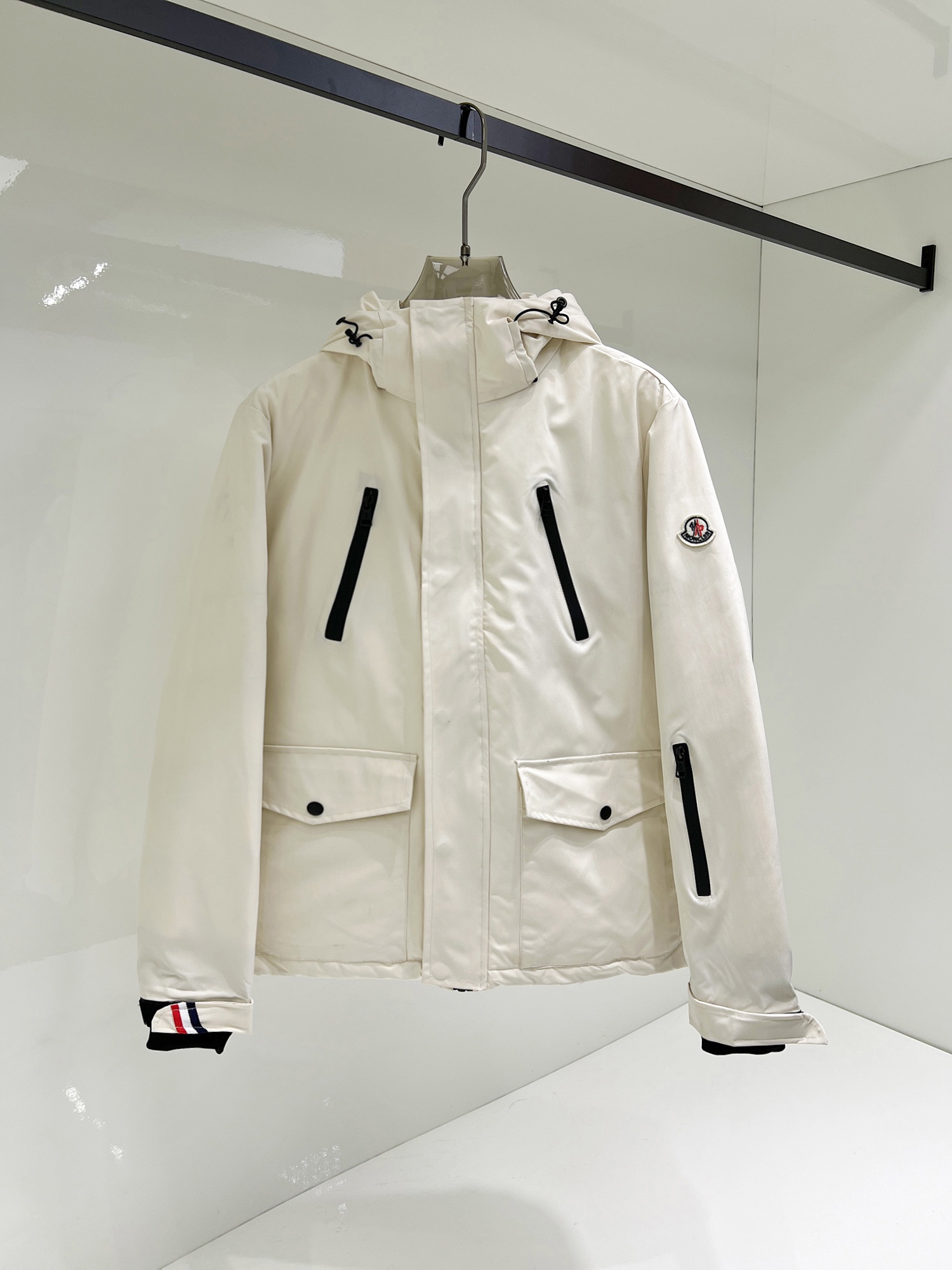 NO:731491,Support replacement after the year!  Mengkou 2025ss new winter product, fashionable top down jacket, filled with imported down, the highest quality on the market, imported fabrics, the highest lining standards, never running down, accessories and hardware are all custom-made from the original factory, 10 years of focus on clothing production, ensuring the smoothness of each piece of clothing, the Rolls Royce of down jackets, sizes M-L-XL-2XL-3XL,, Moncler, down jacket,19860909支持年后退换！ 蒙口 2025ss冬季新品,时尚顶级羽绒服 填充进口羽绒朵,市面最高品质,进口面料,里布最高标准,绝不跑绒,辅料五金全部原厂定做,10年专注服装生产,保证每件衣服的平整性,羽绒服界的劳斯莱斯 尺码M-L-XL-2XL-3XL,,Moncler,down jacket,,Men's clothing